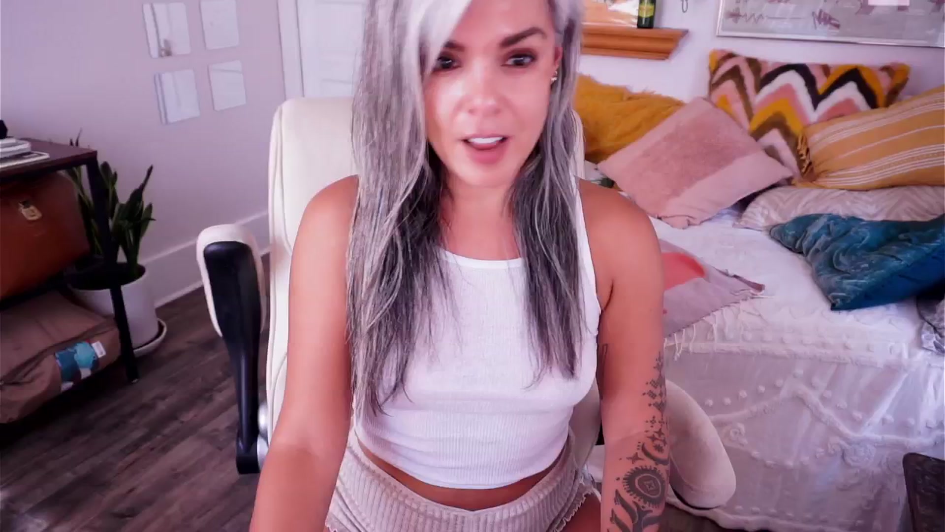 Gallery image thumbnail from AprilJames's myfreecams stream on, 07/30/2025, 22:17 image 5 of 20