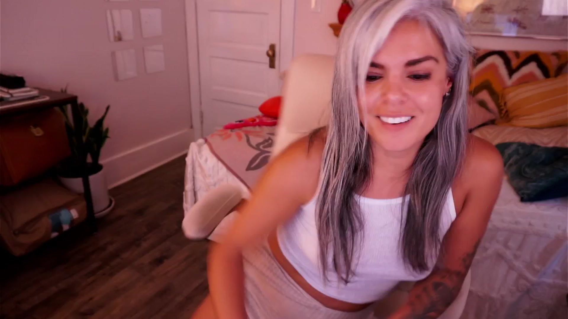 Gallery image thumbnail from AprilJames's myfreecams stream on, 07/31/2025, 24:02 image 15 of 20