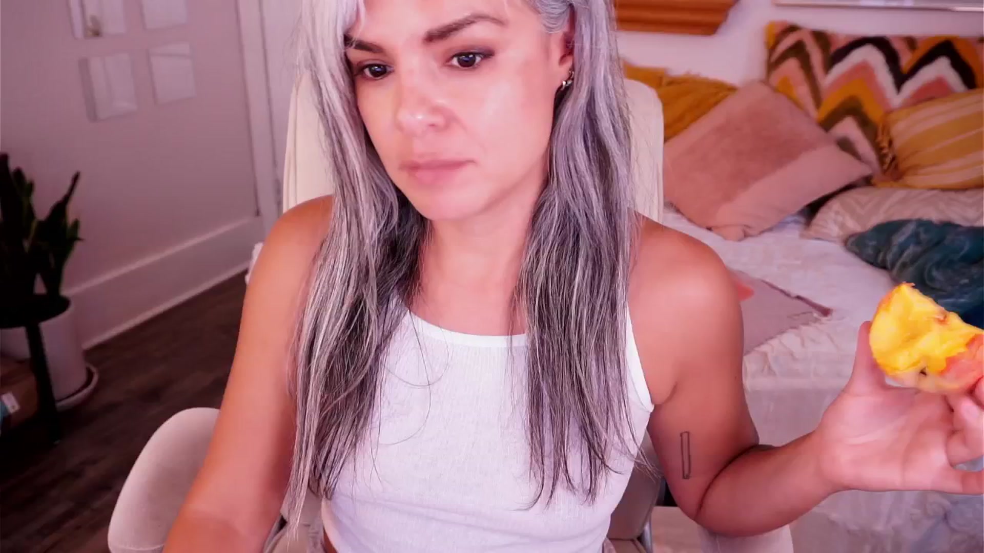Gallery image thumbnail from AprilJames's myfreecams stream on, 07/31/2025, 24:02 image 3 of 20