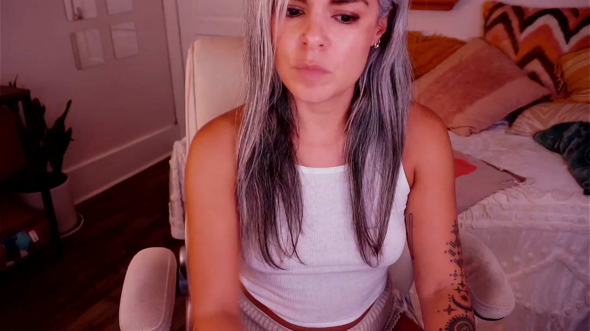 Gallery image thumbnail from AprilJames's myfreecams stream on, 07/31/2025, 24:02 image 12 of 20