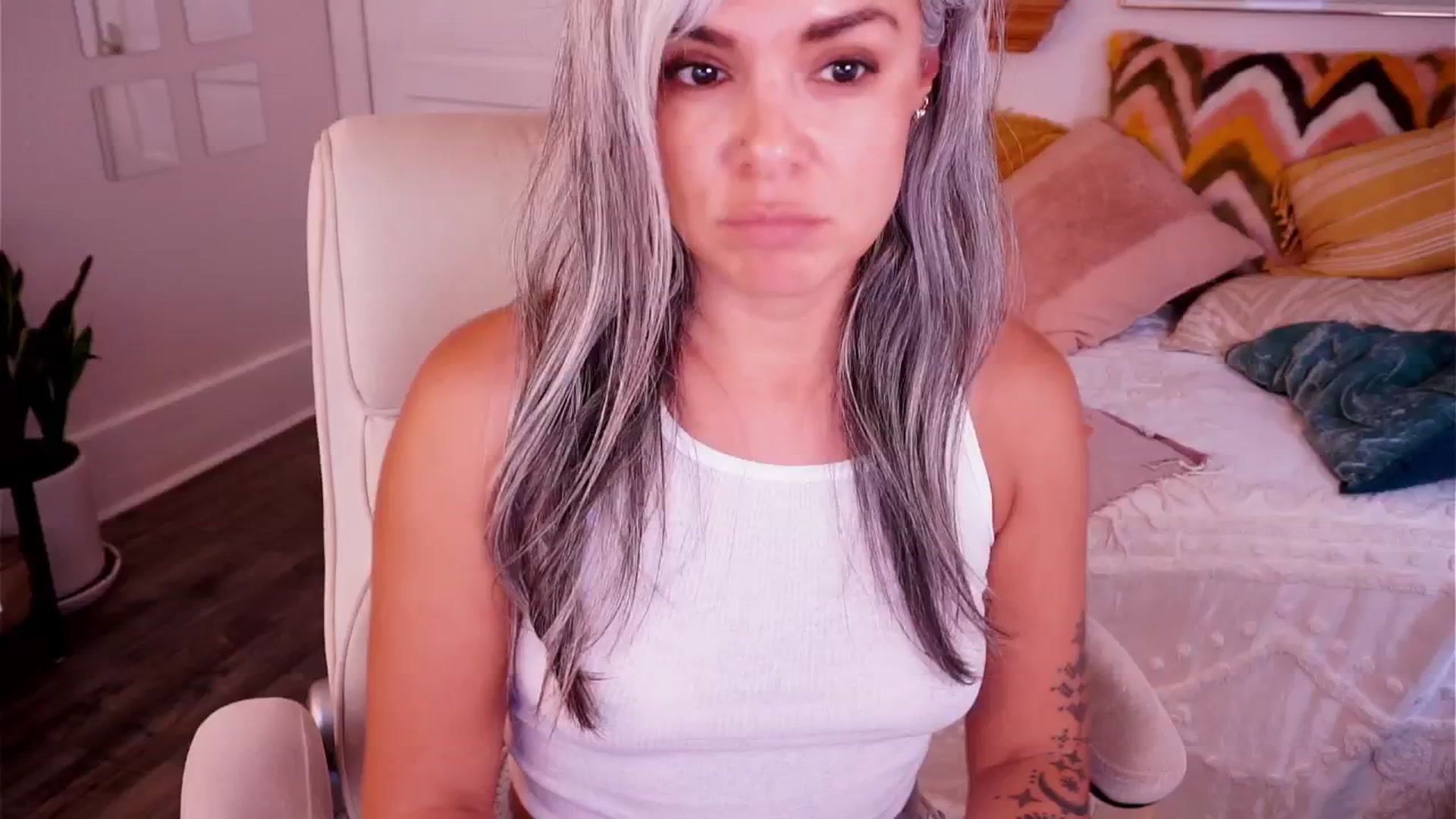 Gallery image thumbnail from AprilJames's myfreecams stream on, 07/31/2025, 24:02 image 5 of 20