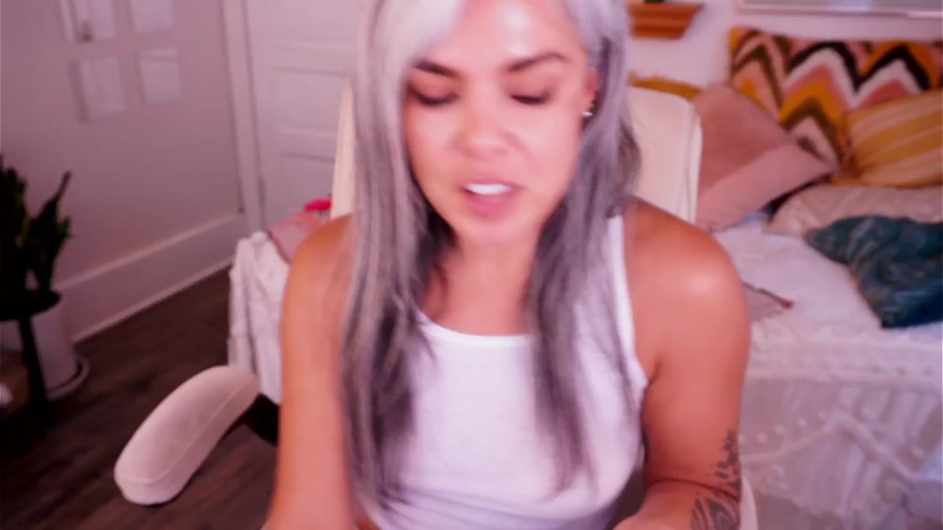 Gallery image thumbnail from AprilJames's myfreecams stream on, 07/31/2025, 24:02 image 2 of 20