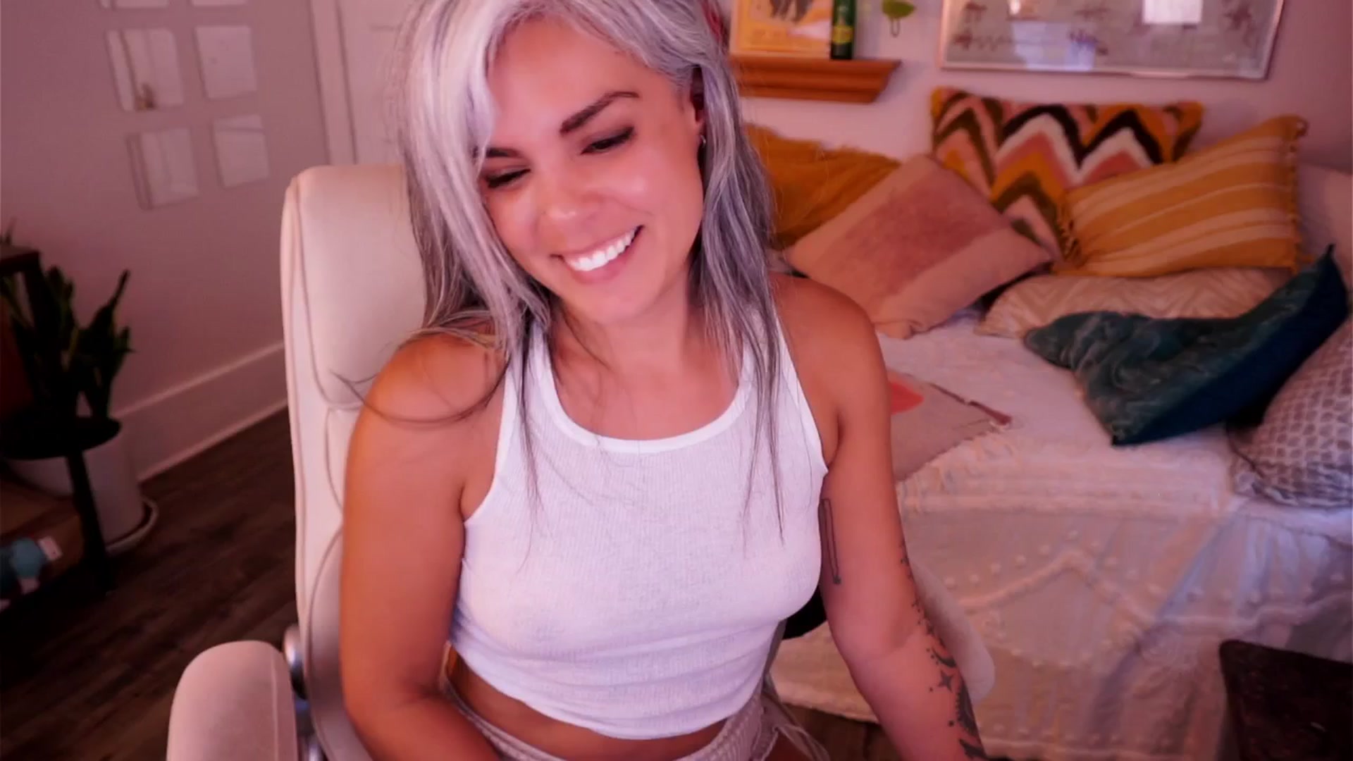 Gallery image thumbnail from AprilJames's myfreecams stream on, 07/31/2025, 24:02 image 16 of 20