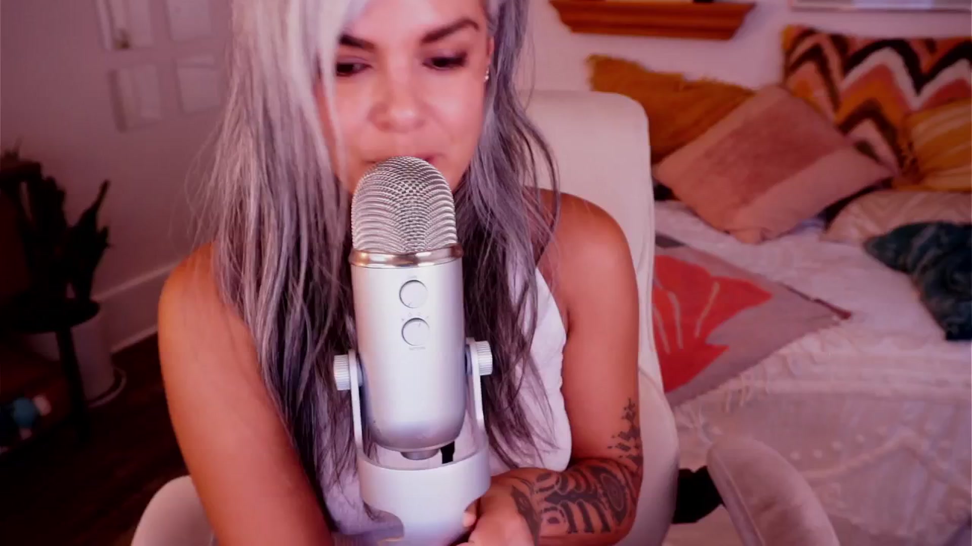 Gallery image thumbnail from AprilJames's myfreecams stream on, 07/31/2025, 24:02 image 8 of 20