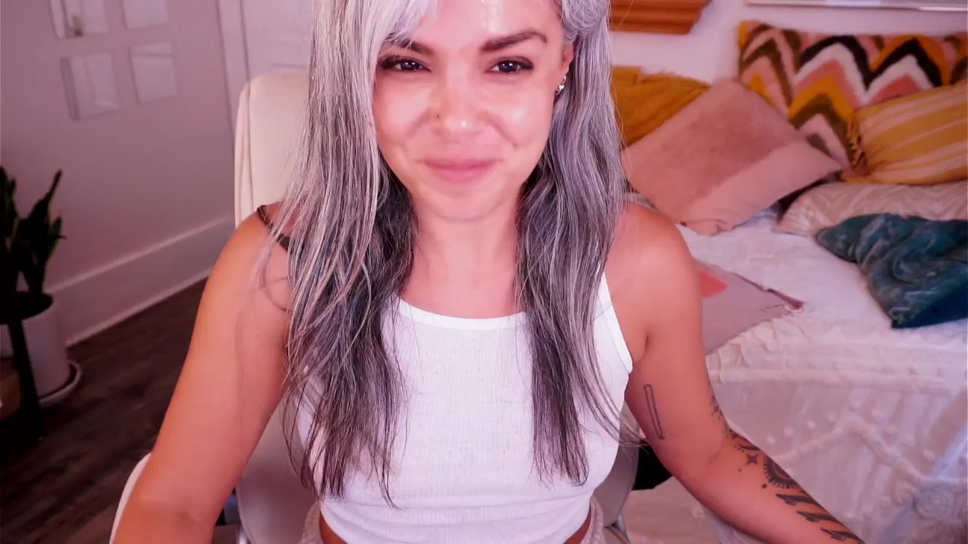 Gallery image thumbnail from AprilJames's myfreecams stream on, 07/31/2025, 24:02 image 4 of 20