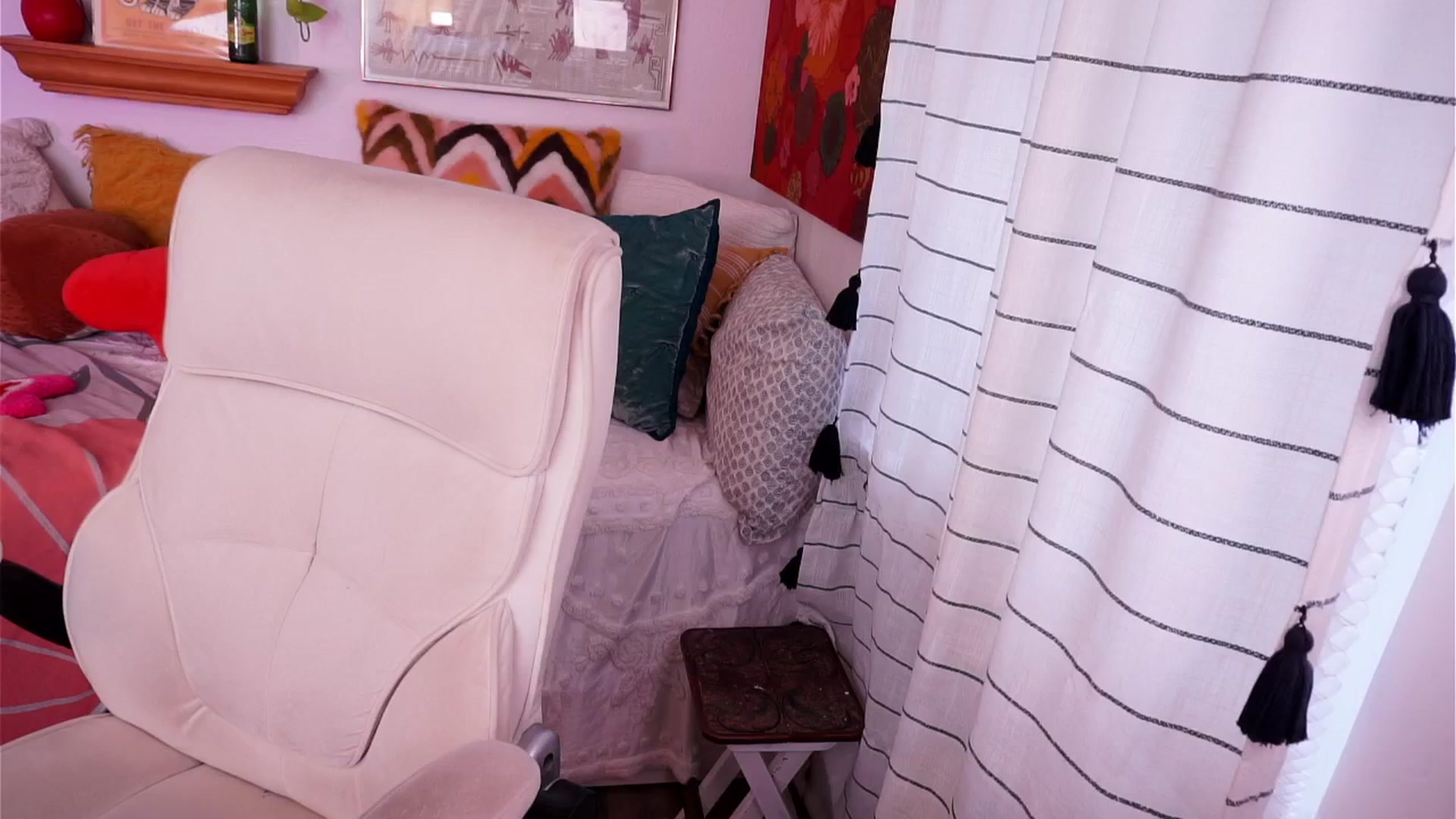 Gallery image thumbnail from AprilJames's myfreecams stream on, 08/03/2025, 24:24 image 7 of 20