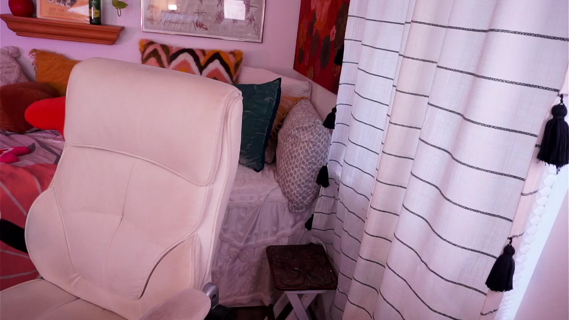 Gallery image thumbnail from AprilJames's myfreecams stream on, 08/03/2025, 24:24 image 8 of 20