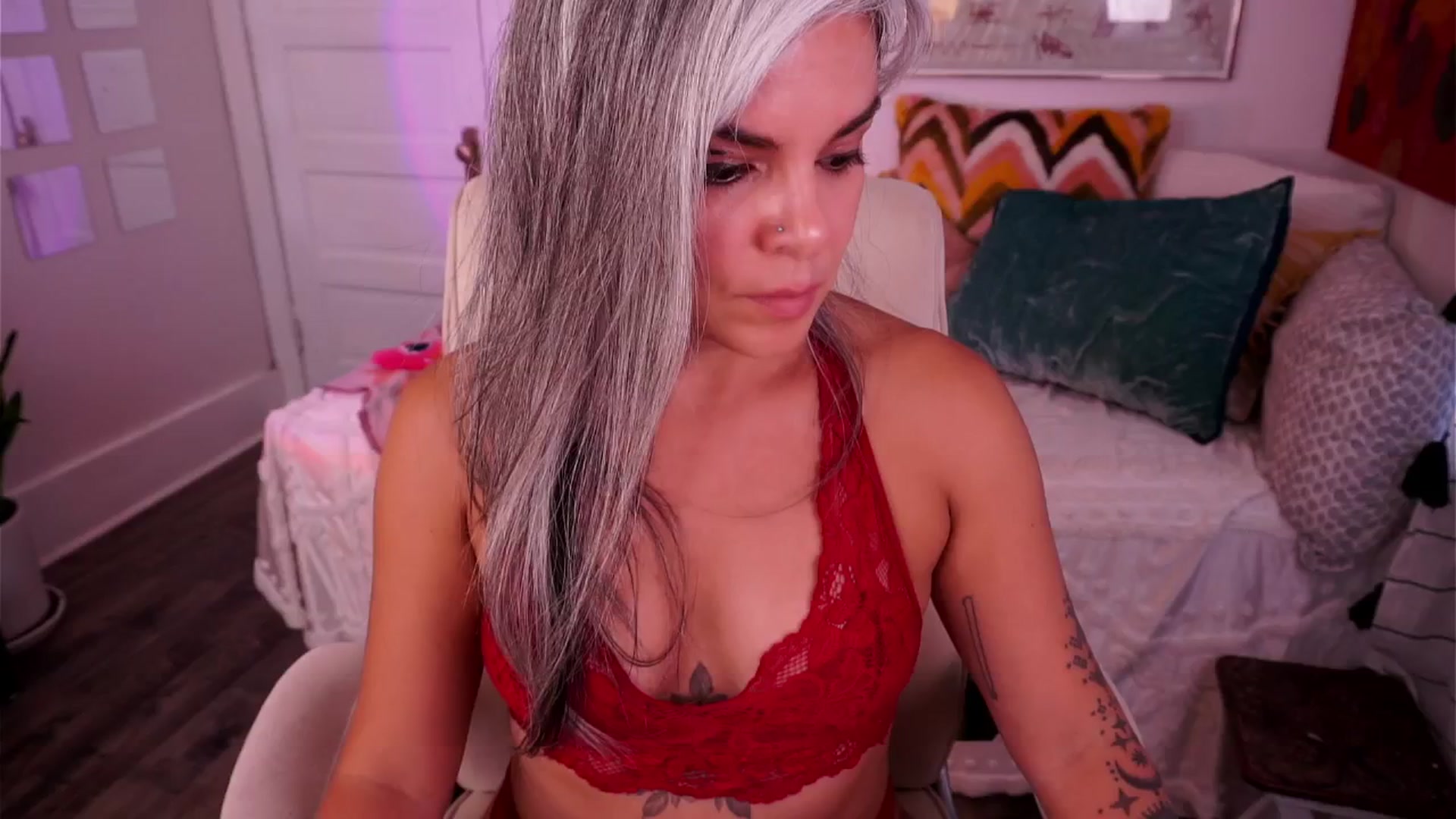 Gallery image thumbnail from AprilJames's myfreecams stream on, 08/03/2025, 24:24 image 13 of 20
