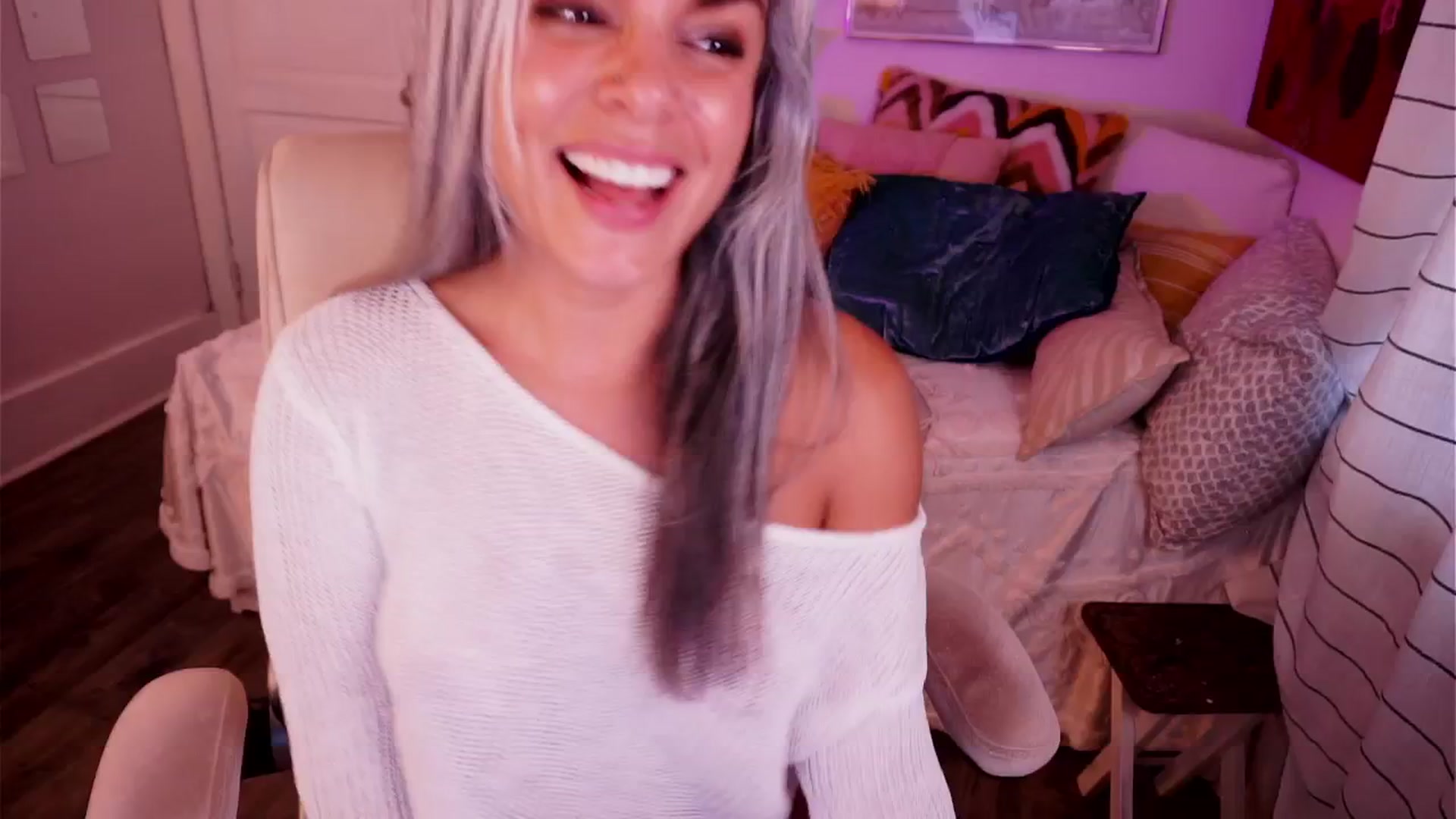 Gallery image thumbnail from AprilJames's myfreecams stream on, 08/08/2025, 02:08 image 7 of 20