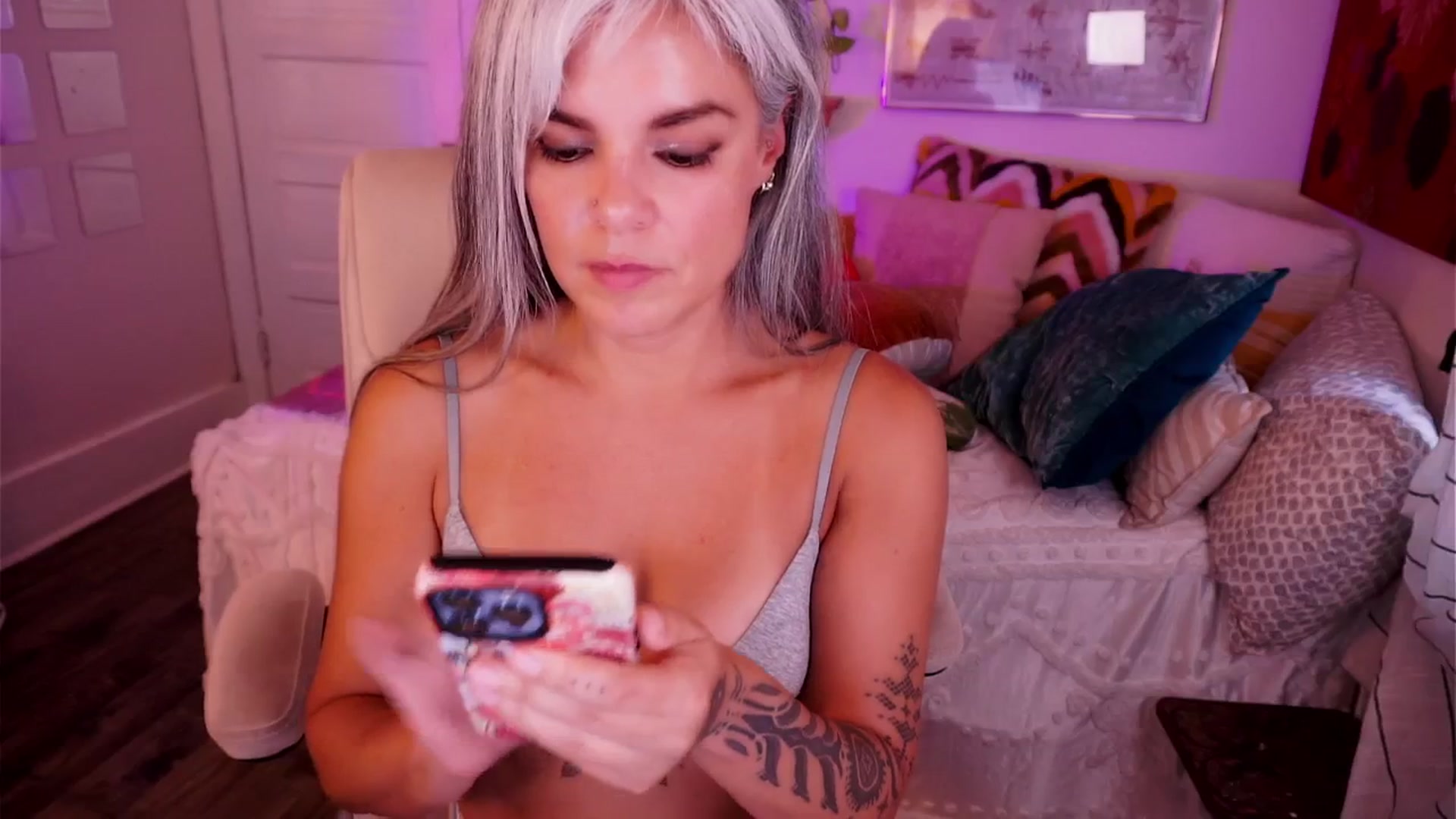 Gallery image thumbnail from AprilJames's myfreecams stream on, 08/09/2025, 23:55 image 19 of 20