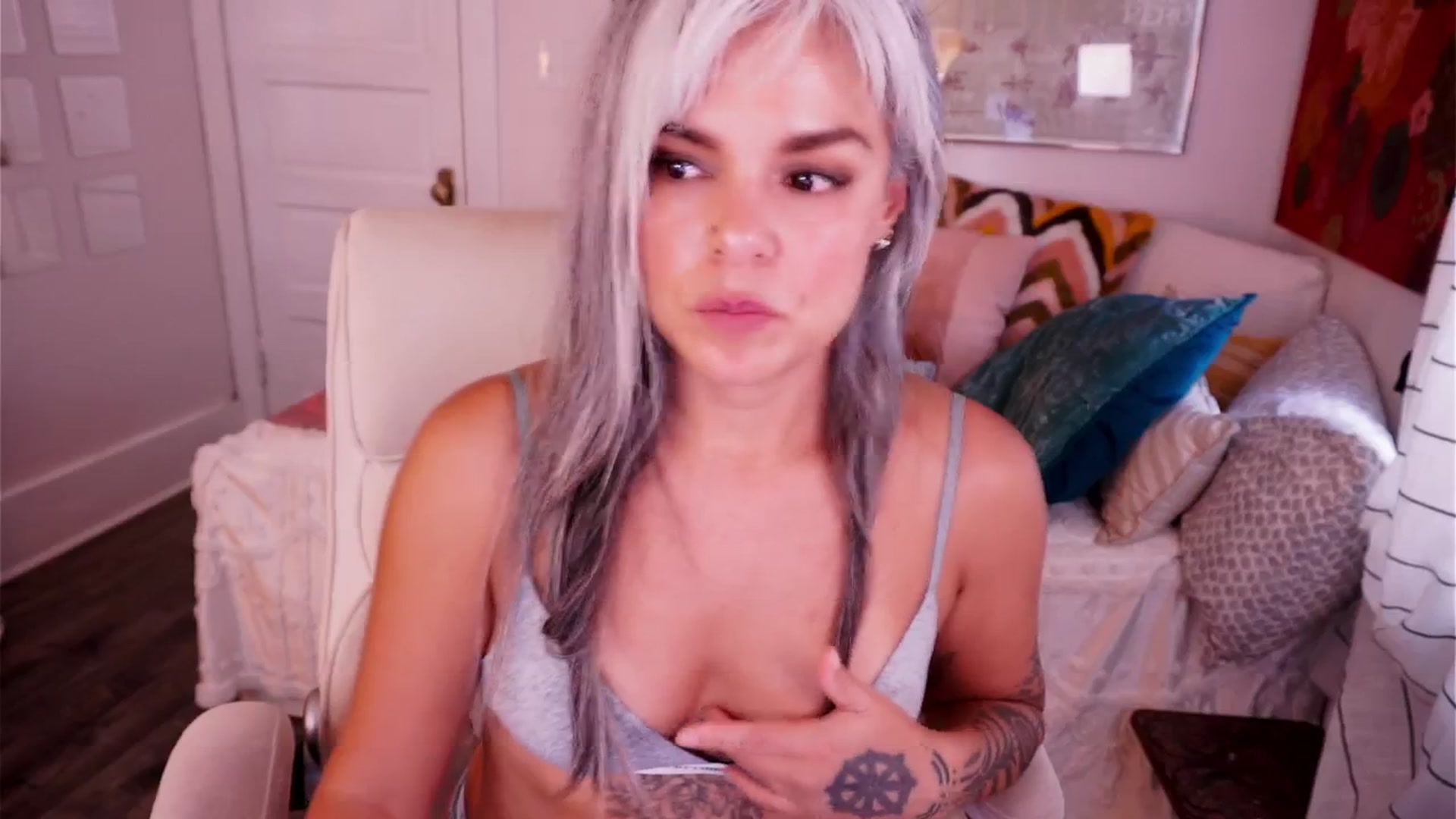 Gallery image thumbnail from AprilJames's myfreecams stream on, 08/09/2025, 23:55 image 5 of 20