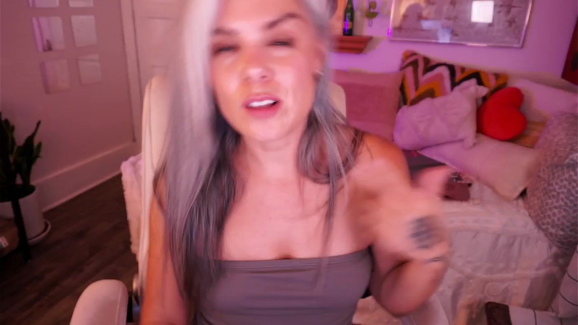 Gallery image thumbnail from AprilJames's myfreecams stream on, 08/14/2025, 24:39 image 14 of 20