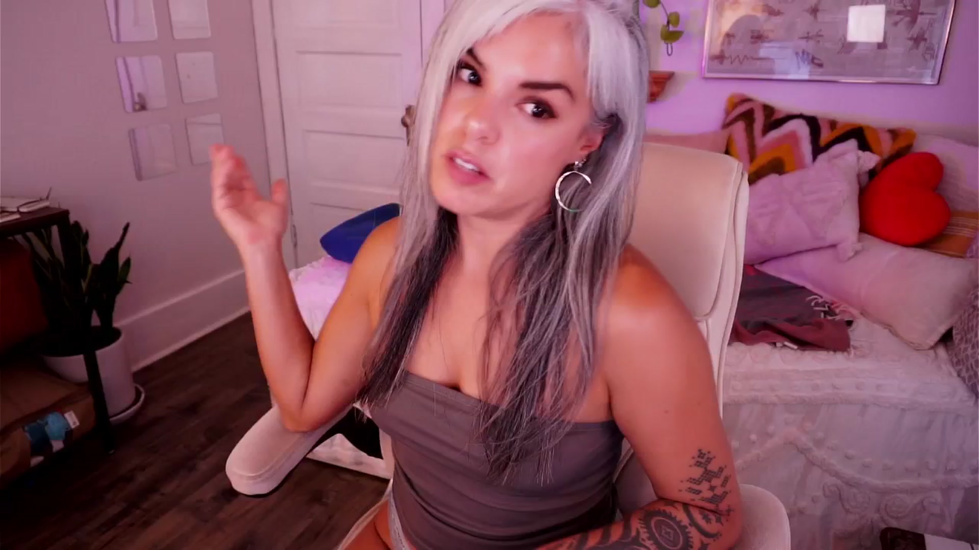 Gallery image thumbnail from AprilJames's myfreecams stream on, 08/14/2025, 24:39 image 6 of 20