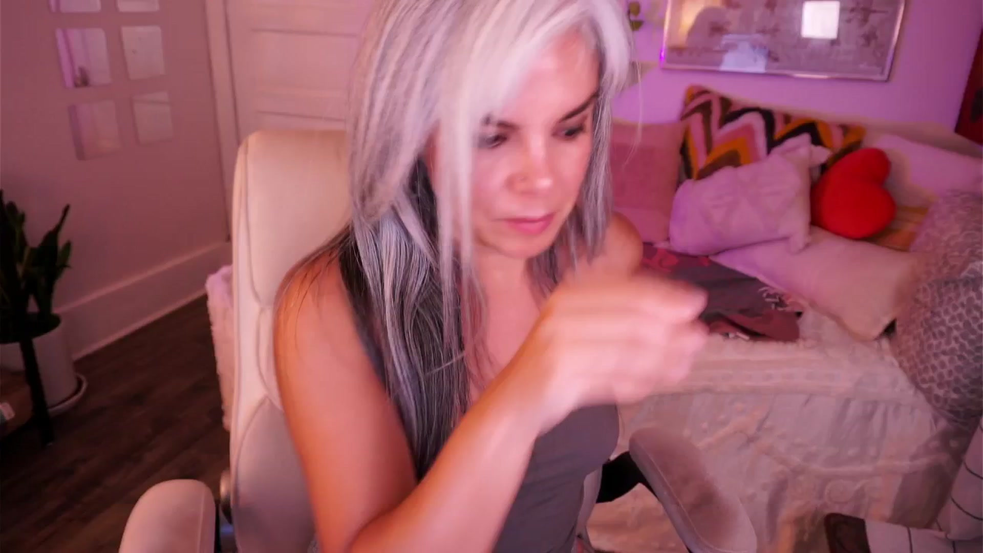 Gallery image thumbnail from AprilJames's myfreecams stream on, 08/14/2025, 24:39 image 15 of 20
