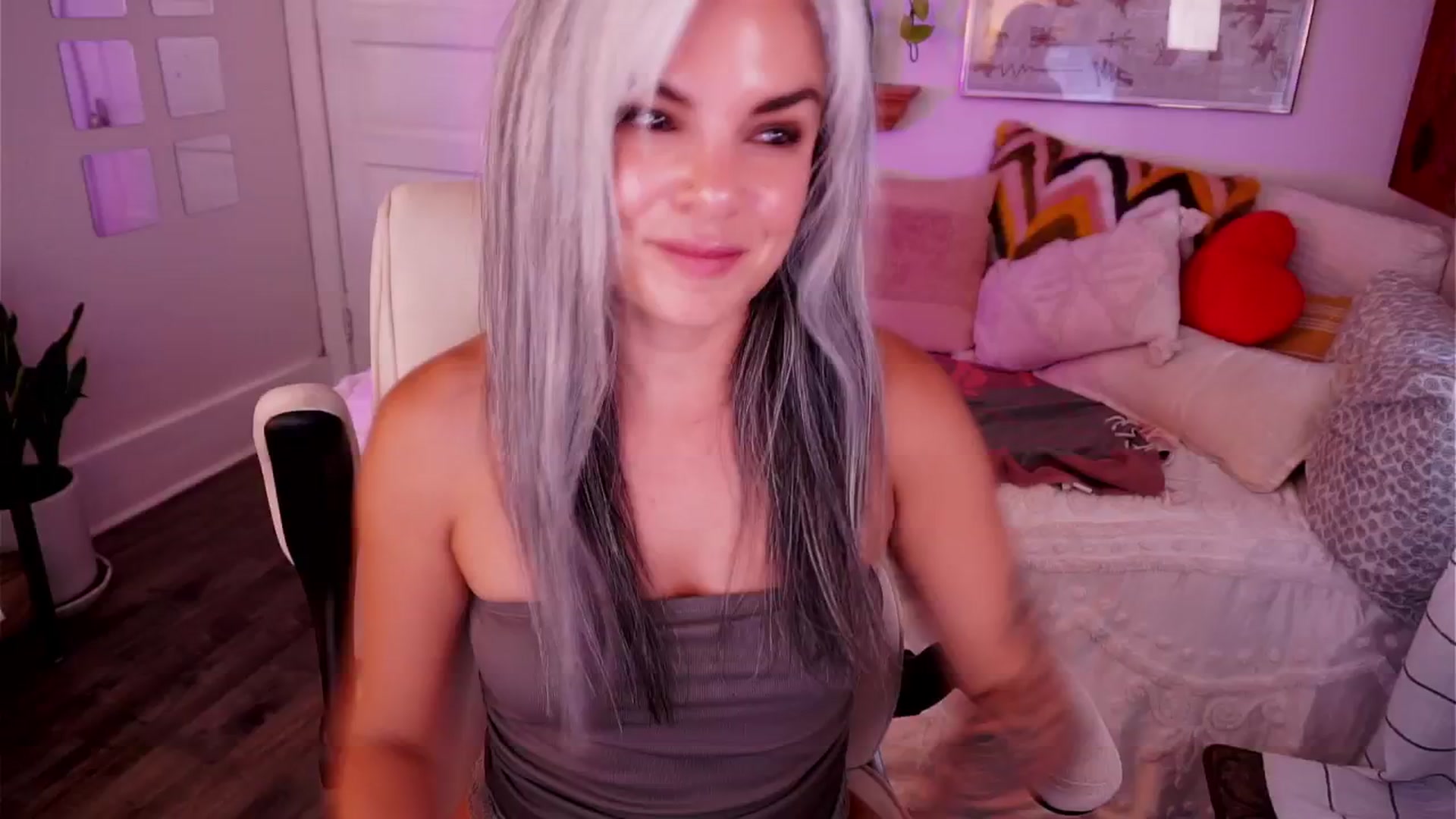 Gallery image thumbnail from AprilJames's myfreecams stream on, 08/14/2025, 24:39 image 4 of 20