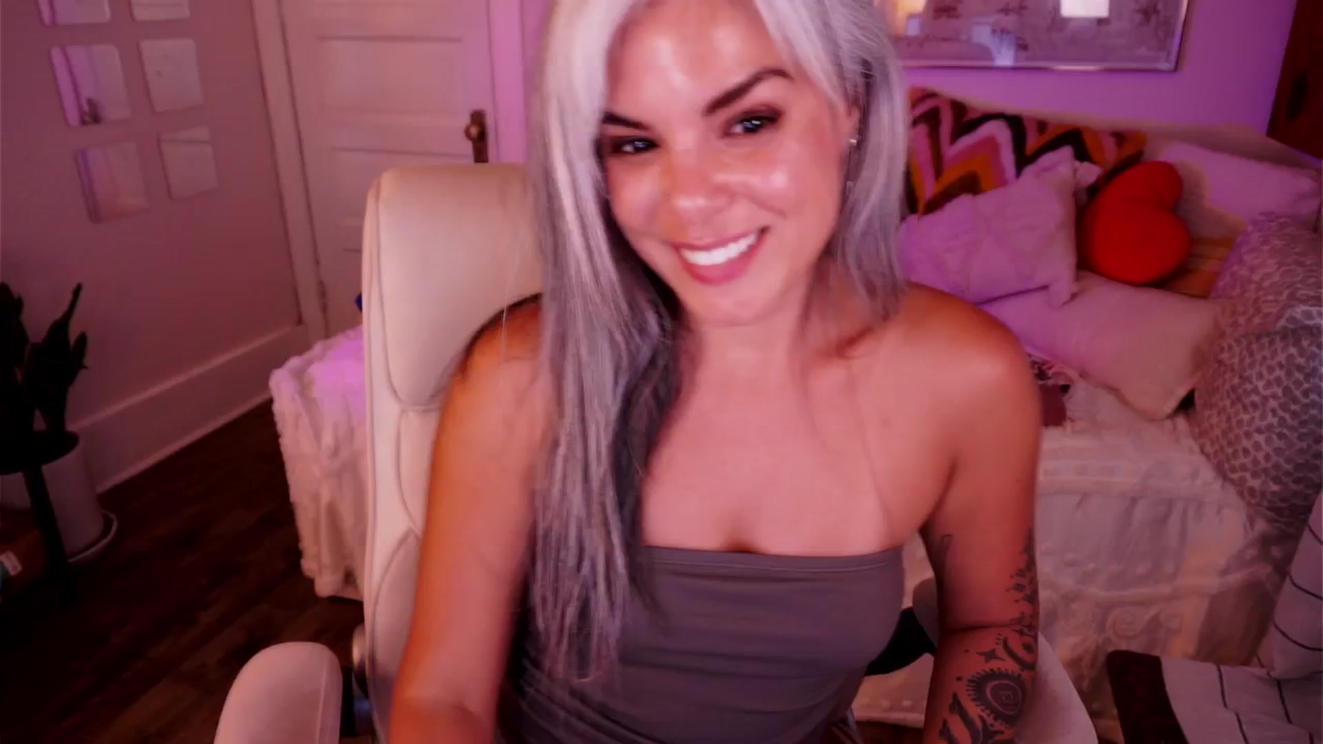 Gallery image thumbnail from AprilJames's myfreecams stream on, 08/14/2025, 24:39 image 13 of 20