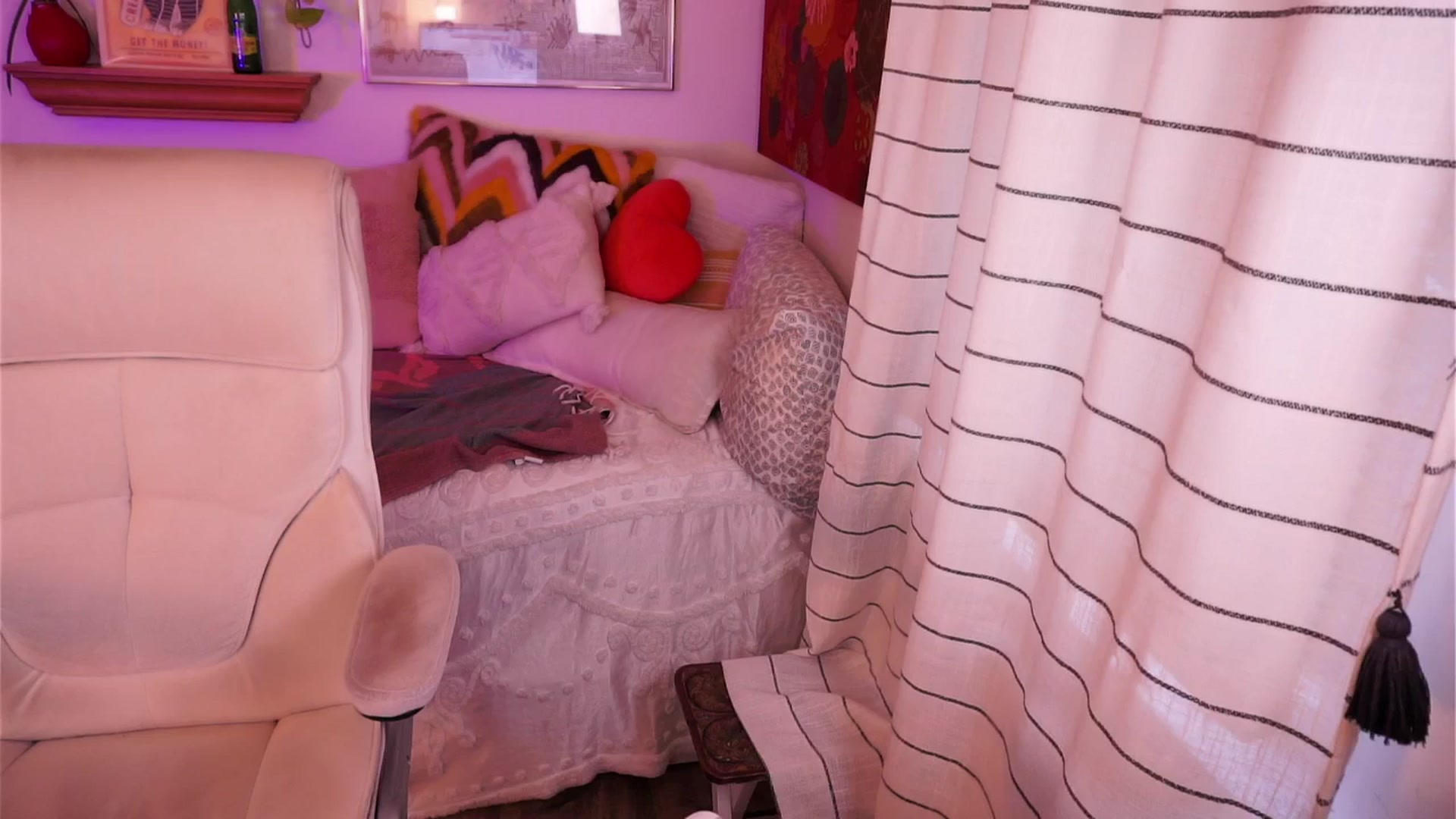 Gallery image thumbnail from AprilJames's myfreecams stream on, 08/14/2025, 24:39 image 17 of 20