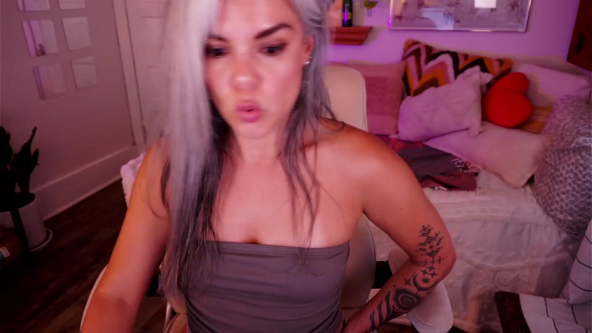 Gallery image thumbnail from AprilJames's myfreecams stream on, 08/14/2025, 24:39 image 10 of 20