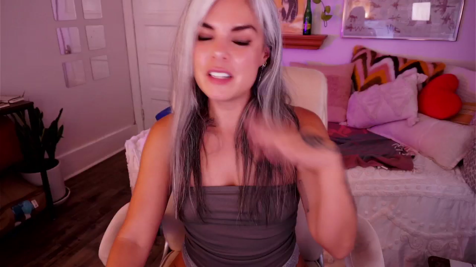 Gallery image thumbnail from AprilJames's myfreecams stream on, 08/14/2025, 24:39 image 7 of 20