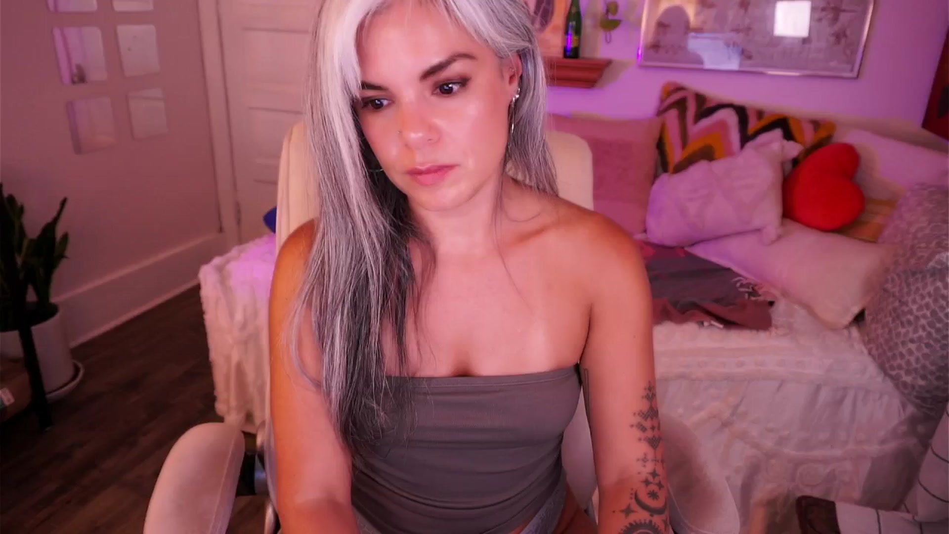 Gallery image thumbnail from AprilJames's myfreecams stream on, 08/14/2025, 24:39 image 16 of 20