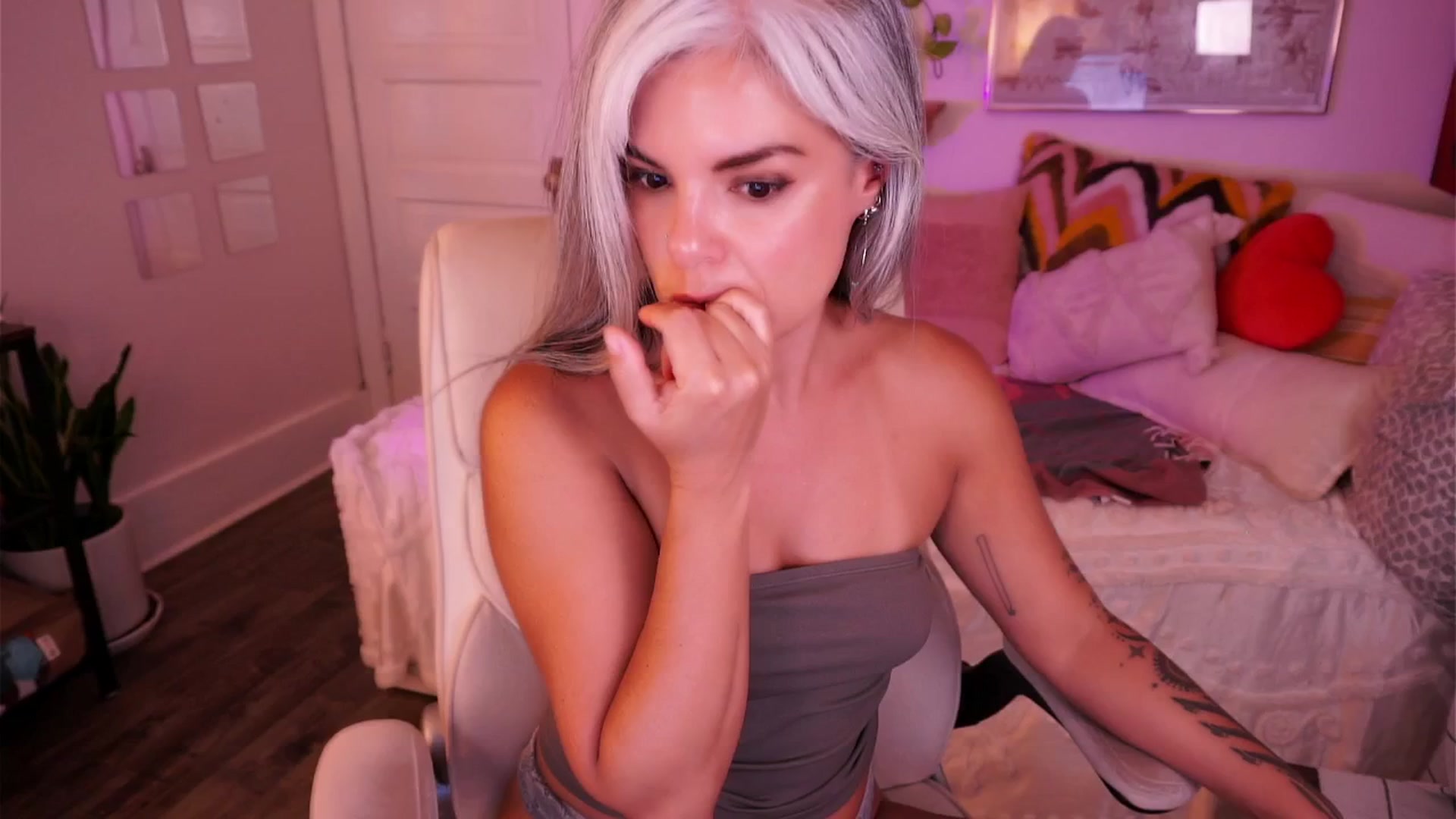Gallery image thumbnail from AprilJames's myfreecams stream on, 08/14/2025, 24:39 image 20 of 20