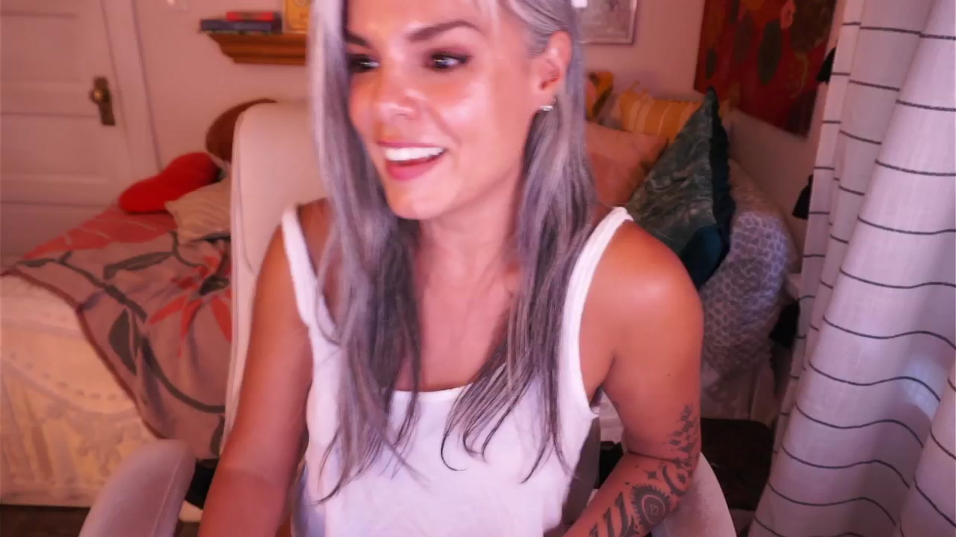 Gallery image thumbnail from AprilJames's myfreecams stream on, 08/25/2025, 24:20 image 1 of 20