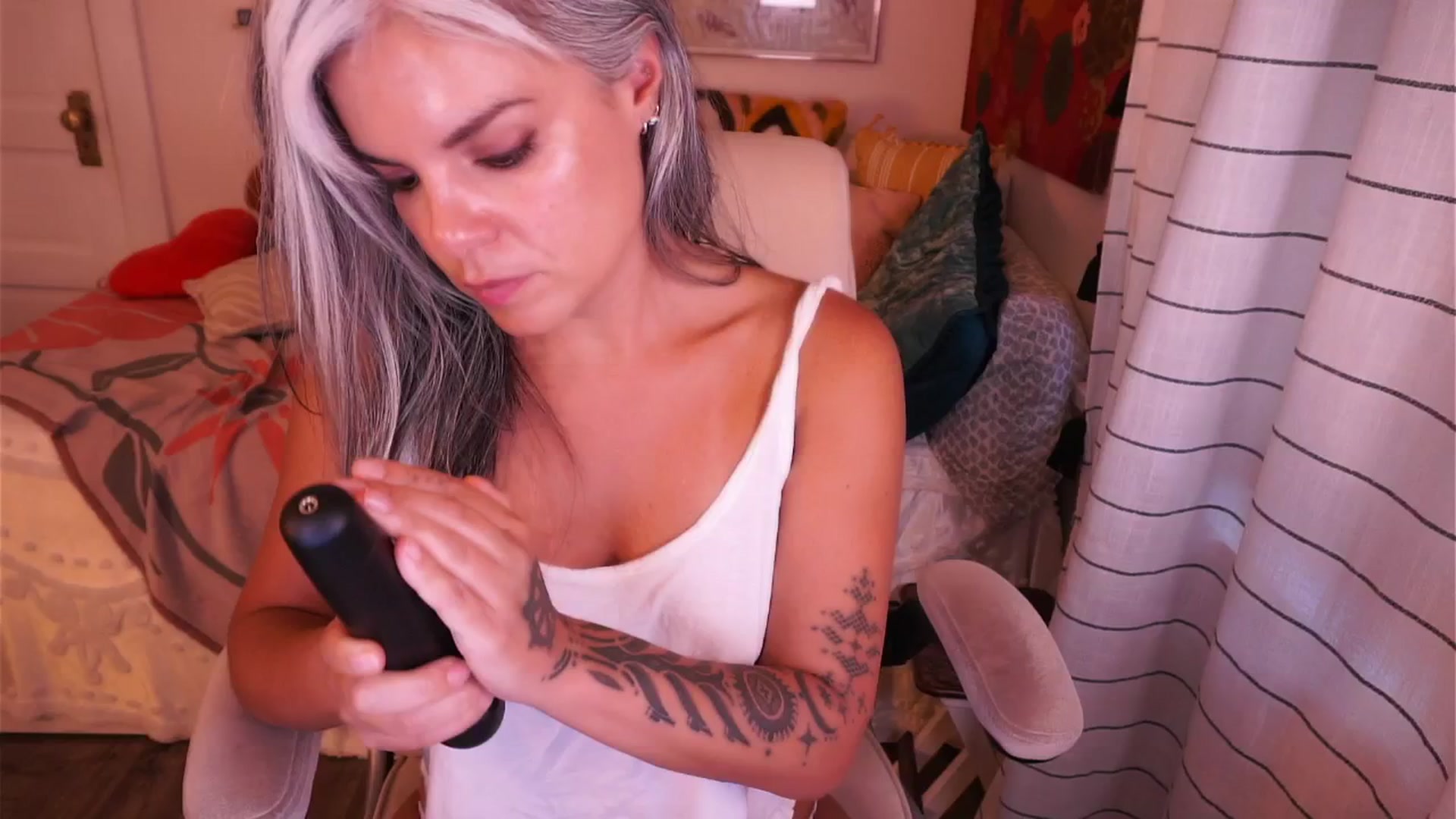 Gallery image thumbnail from AprilJames's myfreecams stream on, 08/25/2025, 24:20 image 6 of 20