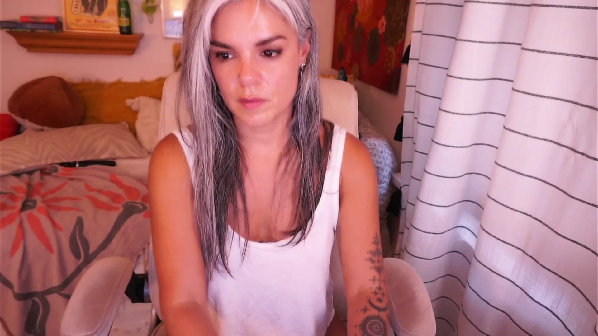 Gallery image thumbnail from AprilJames's myfreecams stream on, 08/25/2025, 24:20 image 17 of 20