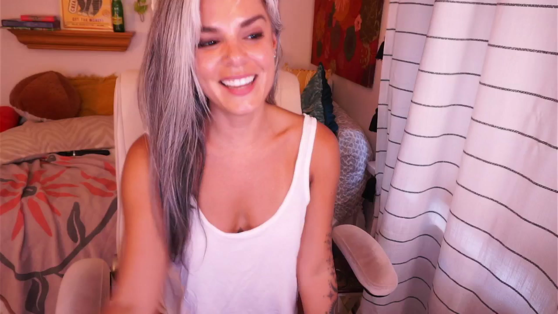 Gallery image thumbnail from AprilJames's myfreecams stream on, 08/25/2025, 24:20 image 18 of 20
