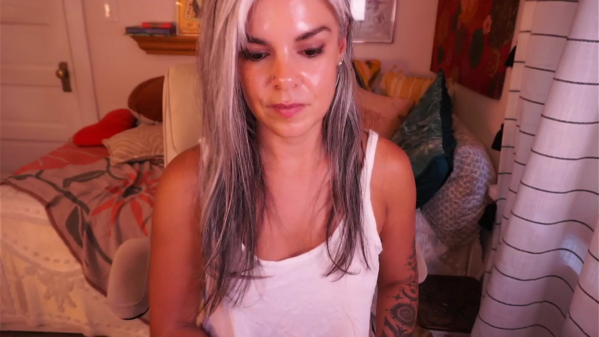 Gallery image thumbnail from AprilJames's myfreecams stream on, 08/25/2025, 24:20 image 2 of 20