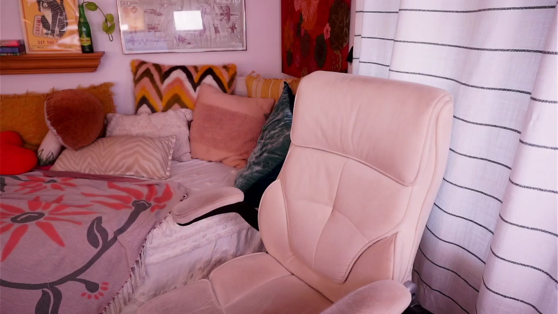 Gallery image thumbnail from AprilJames's myfreecams stream on, 09/06/2025, 02:21 image 4 of 20