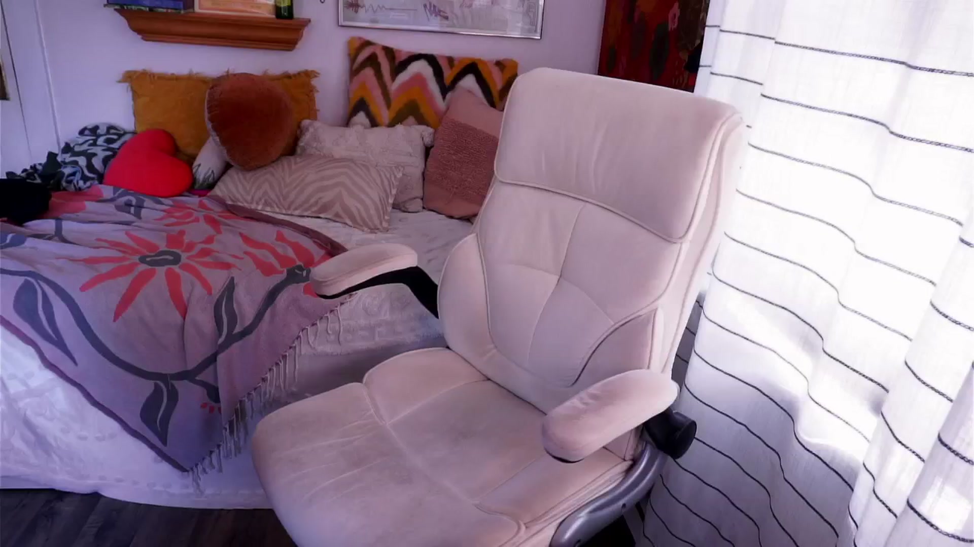 Gallery image thumbnail from AprilJames's myfreecams stream on, 09/06/2025, 18:59 image 13 of 20