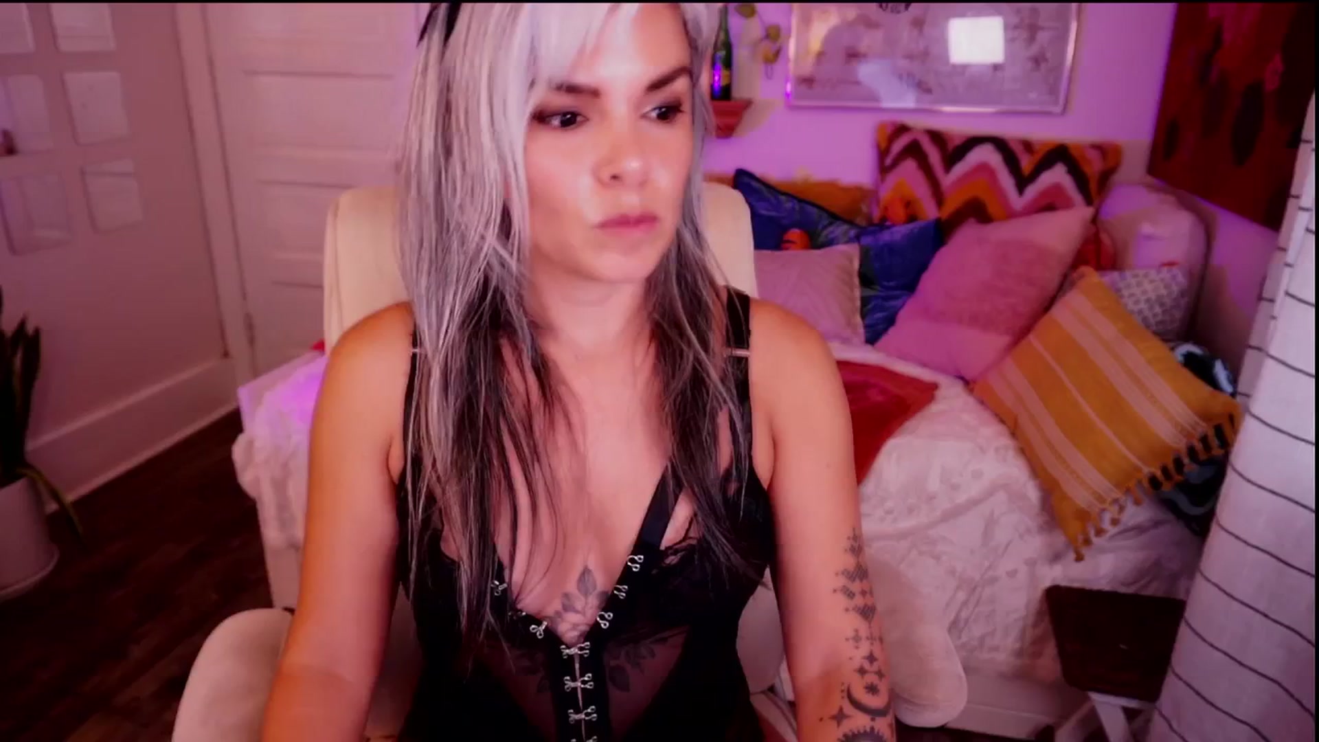 Gallery image thumbnail from AprilJames's myfreecams stream on, 10/10/2025, 23:23 image 4 of 20