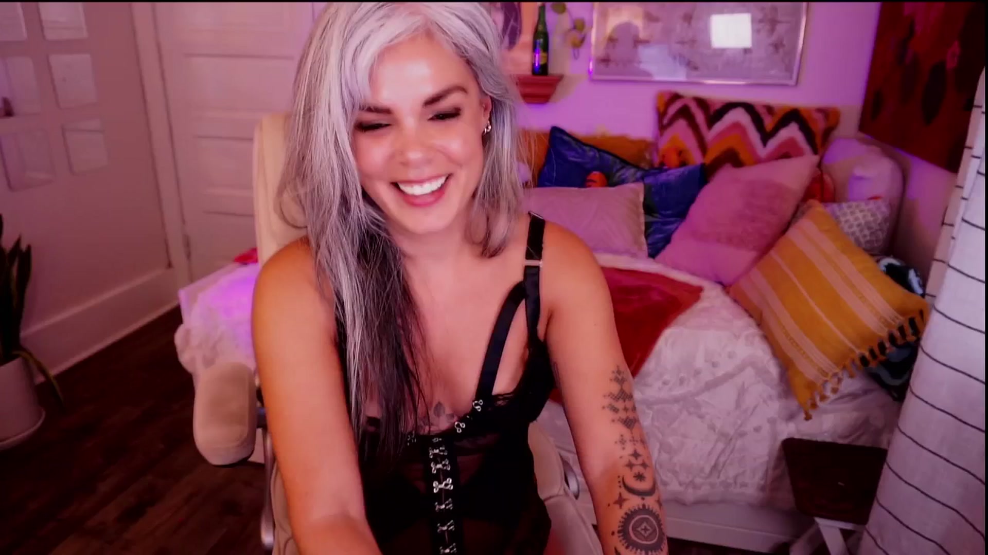 Gallery image thumbnail from AprilJames's myfreecams stream on, 10/10/2025, 23:23 image 5 of 20