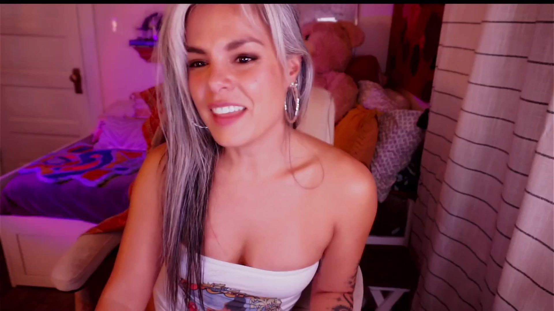 Gallery image thumbnail from AprilJames's myfreecams stream on, 11/06/2025, 01:11 image 5 of 20