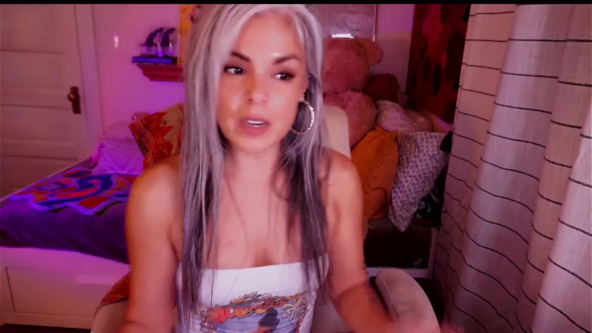 Gallery image thumbnail from AprilJames's myfreecams stream on, 11/06/2025, 01:11 image 6 of 20