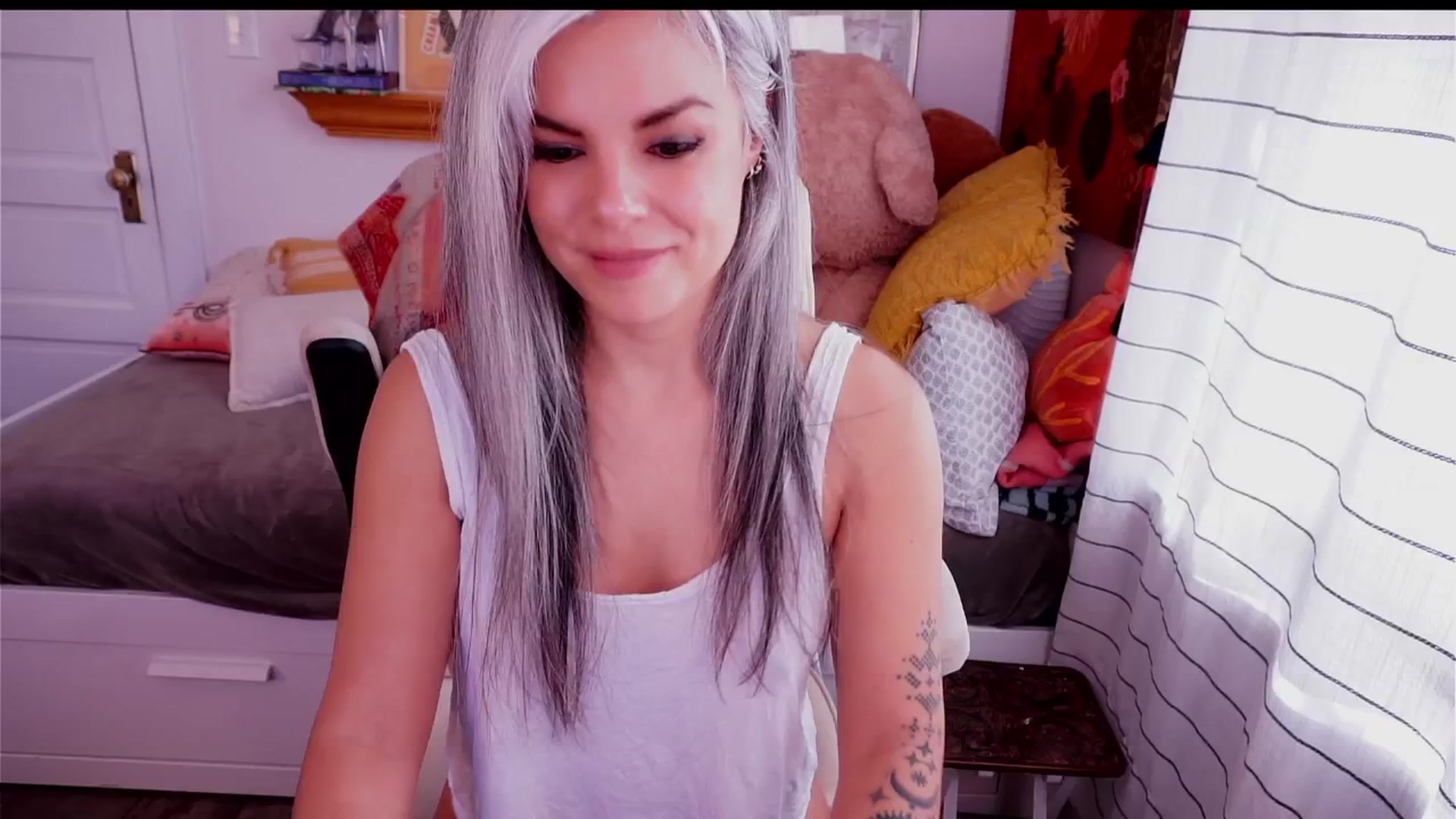 Gallery image thumbnail from AprilJames's myfreecams stream on, 11/13/2025, 19:30 image 16 of 20