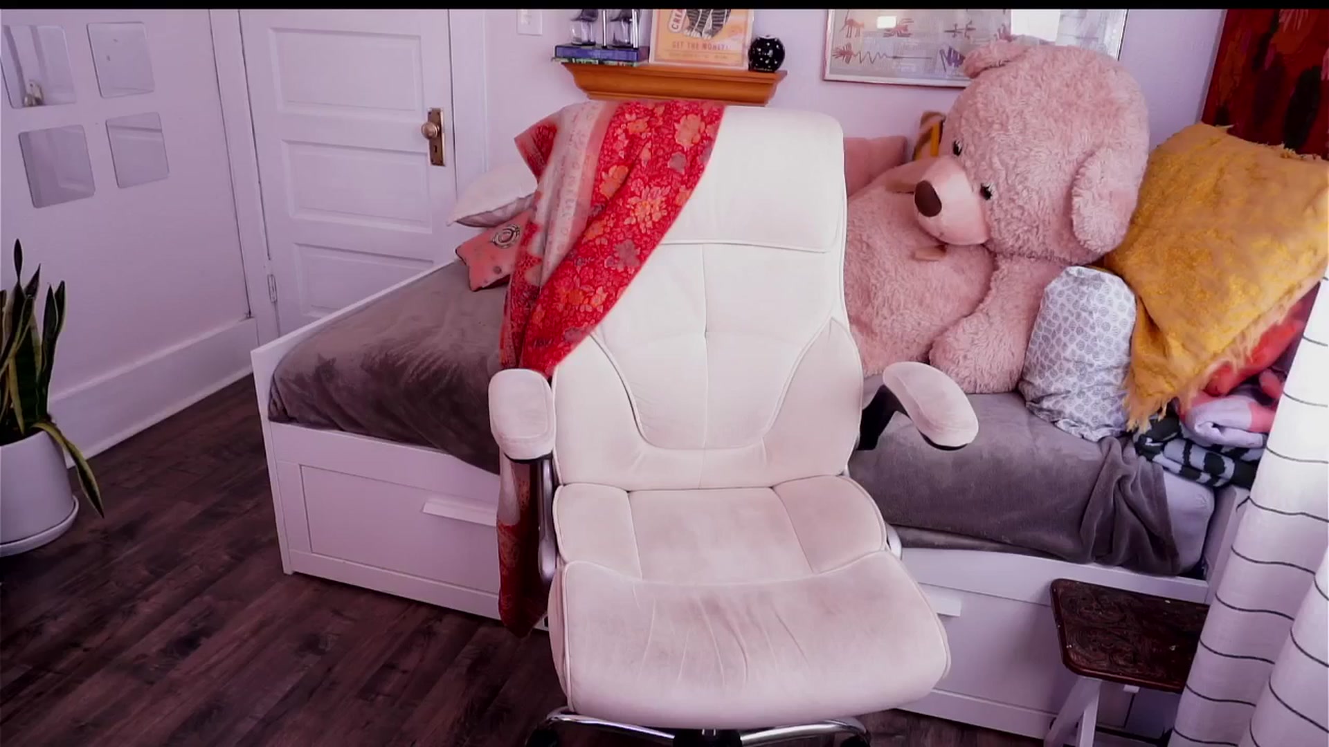 Gallery image thumbnail from AprilJames's myfreecams stream on, 11/16/2025, 19:57 image 3 of 20