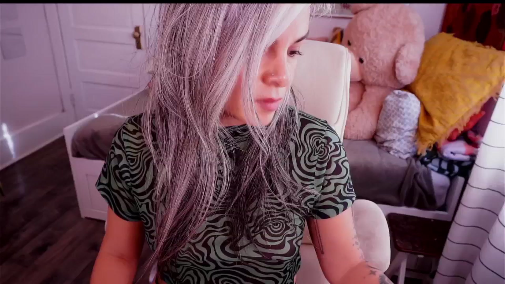 Gallery image thumbnail from AprilJames's myfreecams stream on, 11/16/2025, 19:57 image 14 of 20
