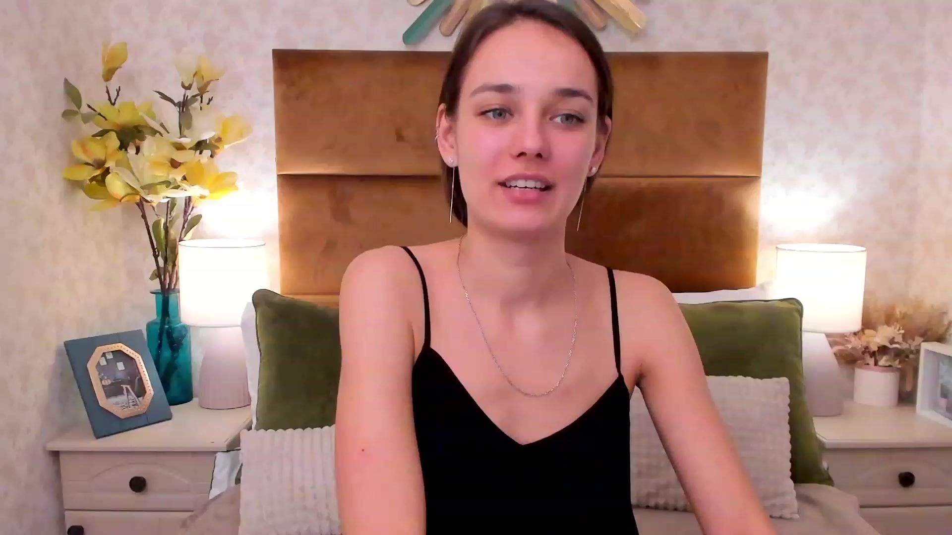 Gallery image thumbnail from AprilWong's myfreecams stream on, 01/22/2023, 19:29 image 13 of 20