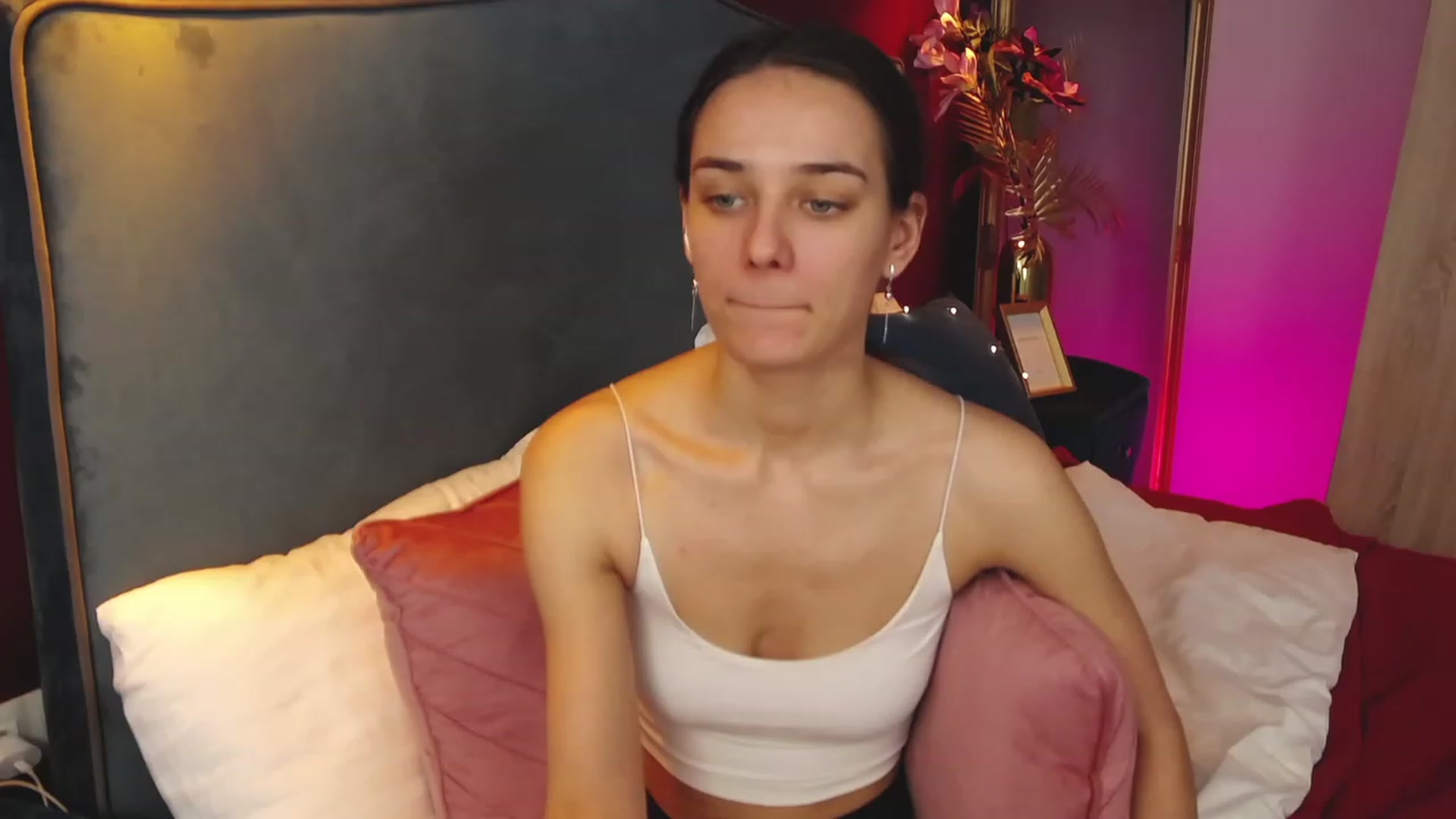 Gallery image thumbnail from AprilWong's myfreecams stream on, 03/15/2023, 19:12 image 18 of 20