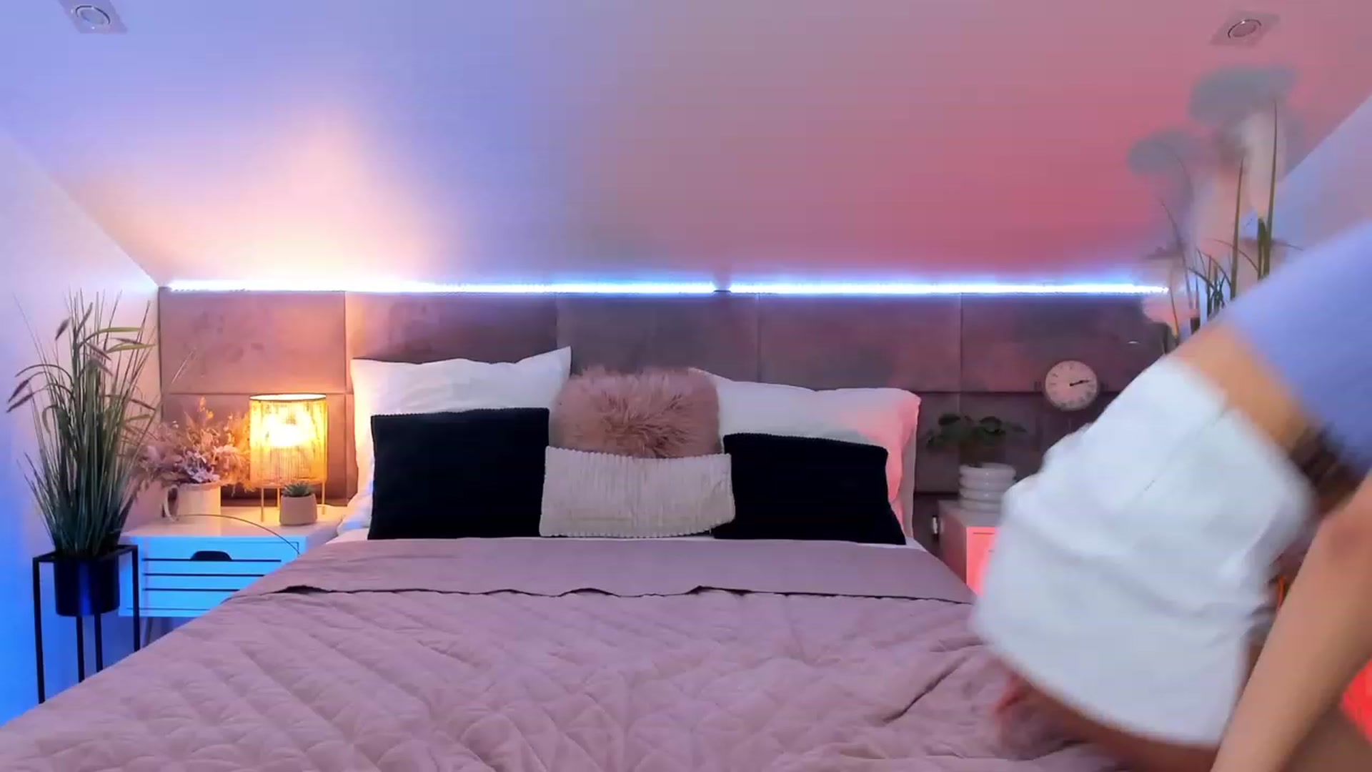 Gallery image thumbnail from AprilWong's myfreecams stream on, 03/29/2023, 12:12 image 3 of 20