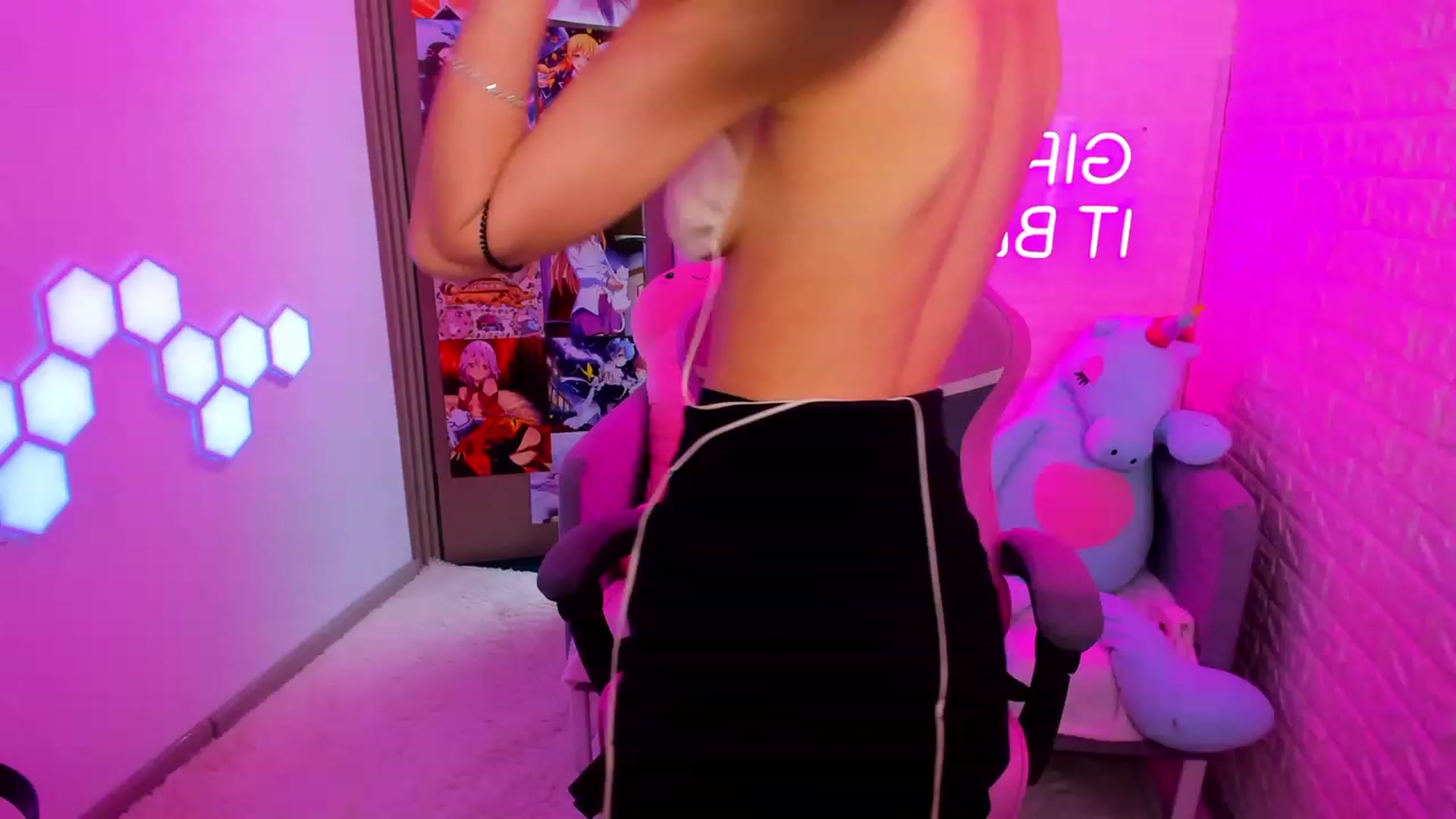 Gallery image thumbnail from AprilWong's myfreecams stream on, 04/09/2023, 19:00 image 17 of 20
