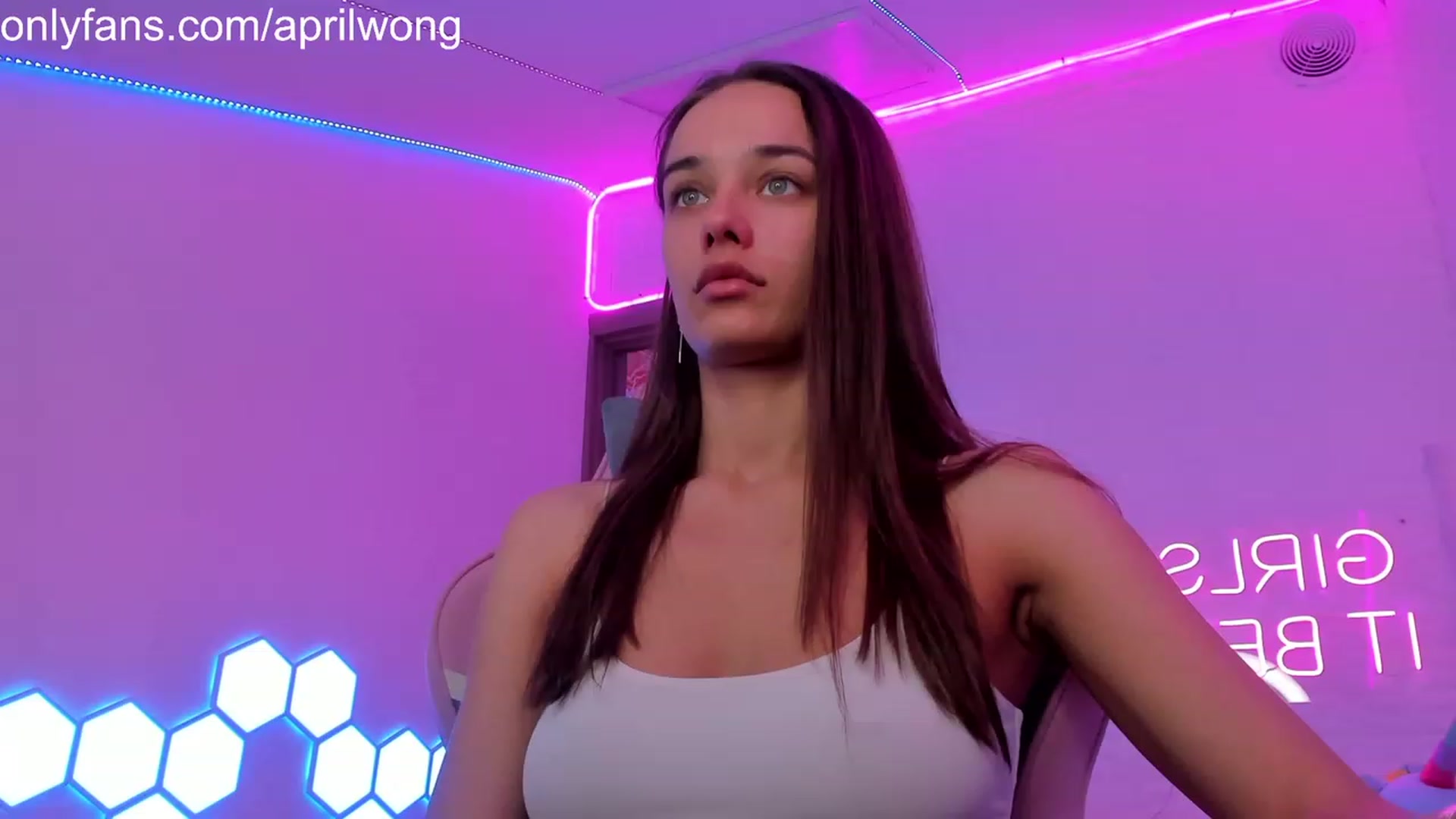 Gallery image thumbnail from AprilWong's myfreecams stream on, 05/18/2023, 17:29 image 8 of 20