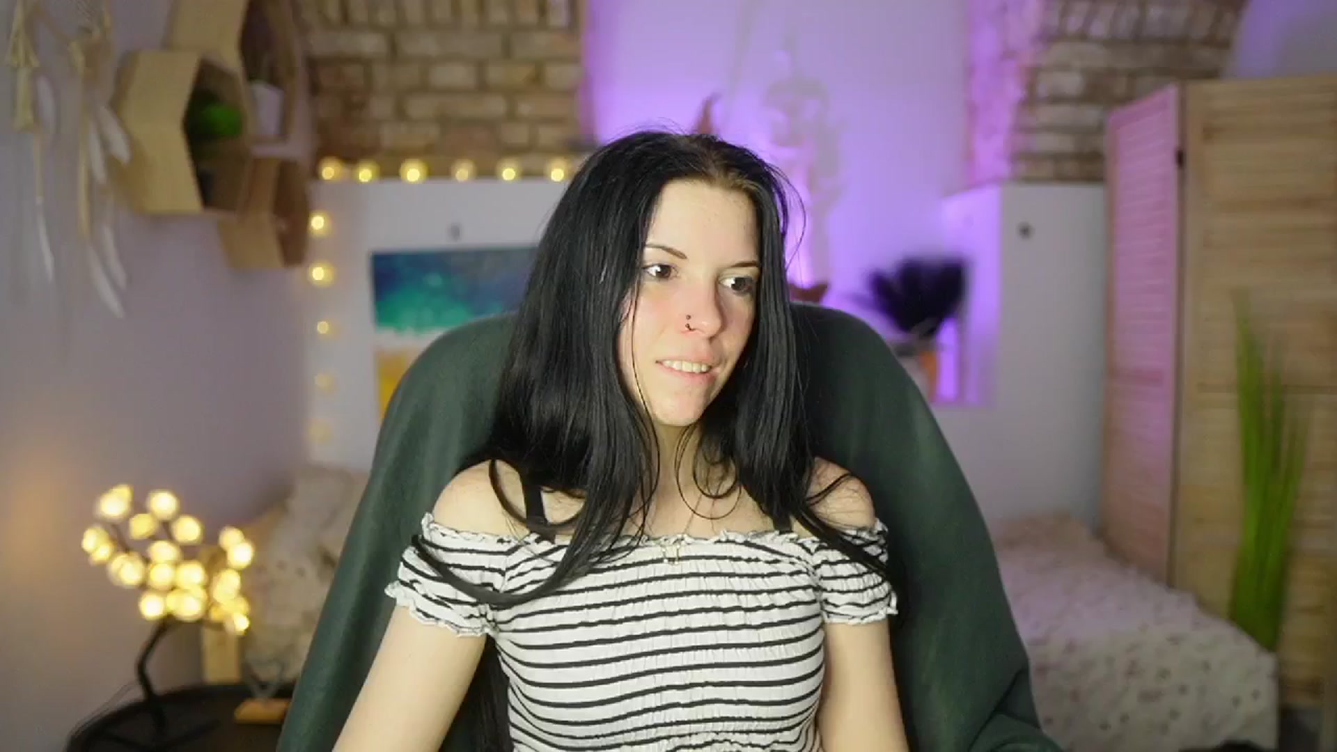Gallery image thumbnail from April_Ollsen's myfreecams stream on, 04/15/2025, 10:01 image 17 of 20