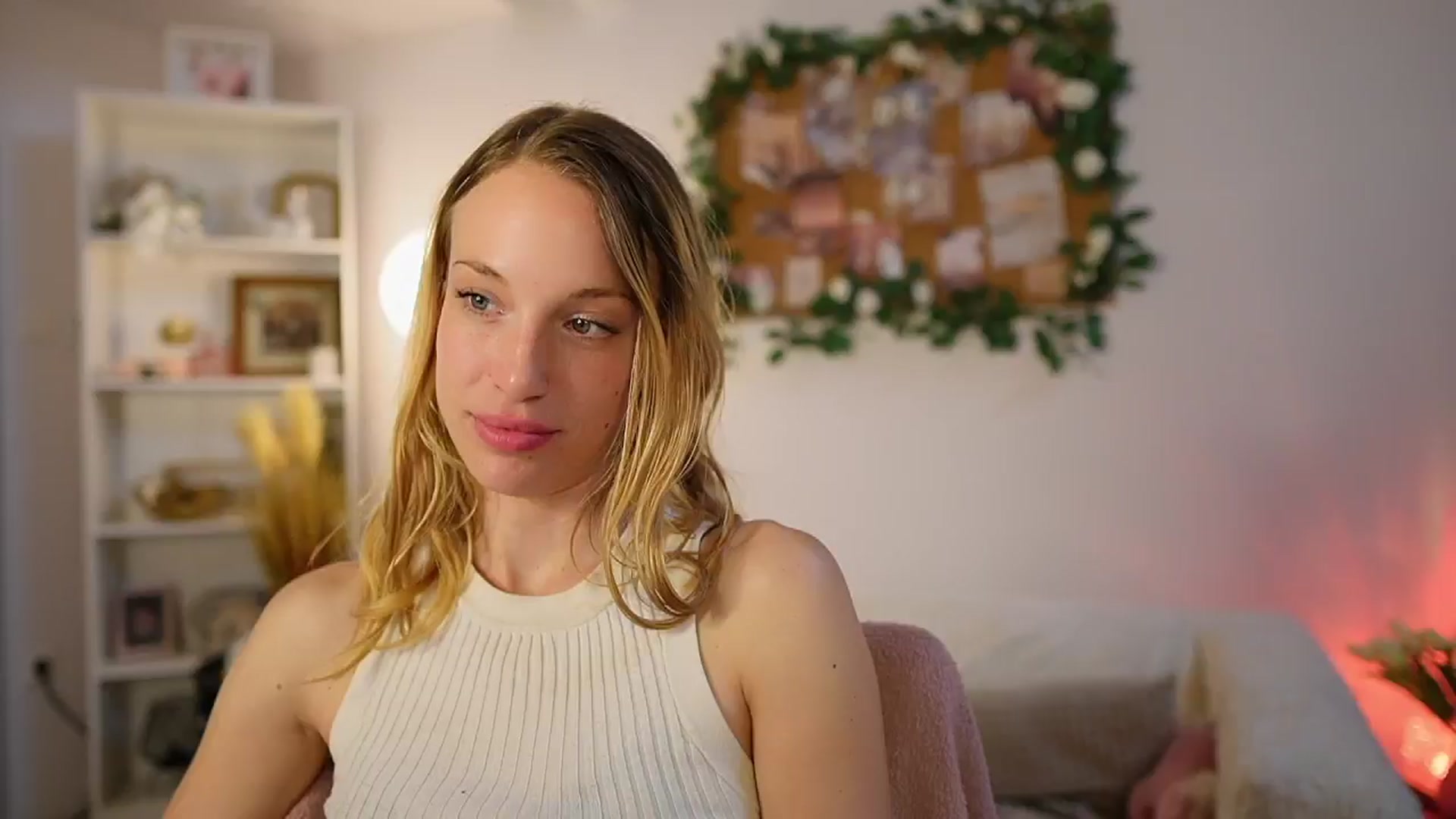 Gallery image thumbnail from April_Rose_'s myfreecams stream on, 05/30/2025, 13:02 image 14 of 20