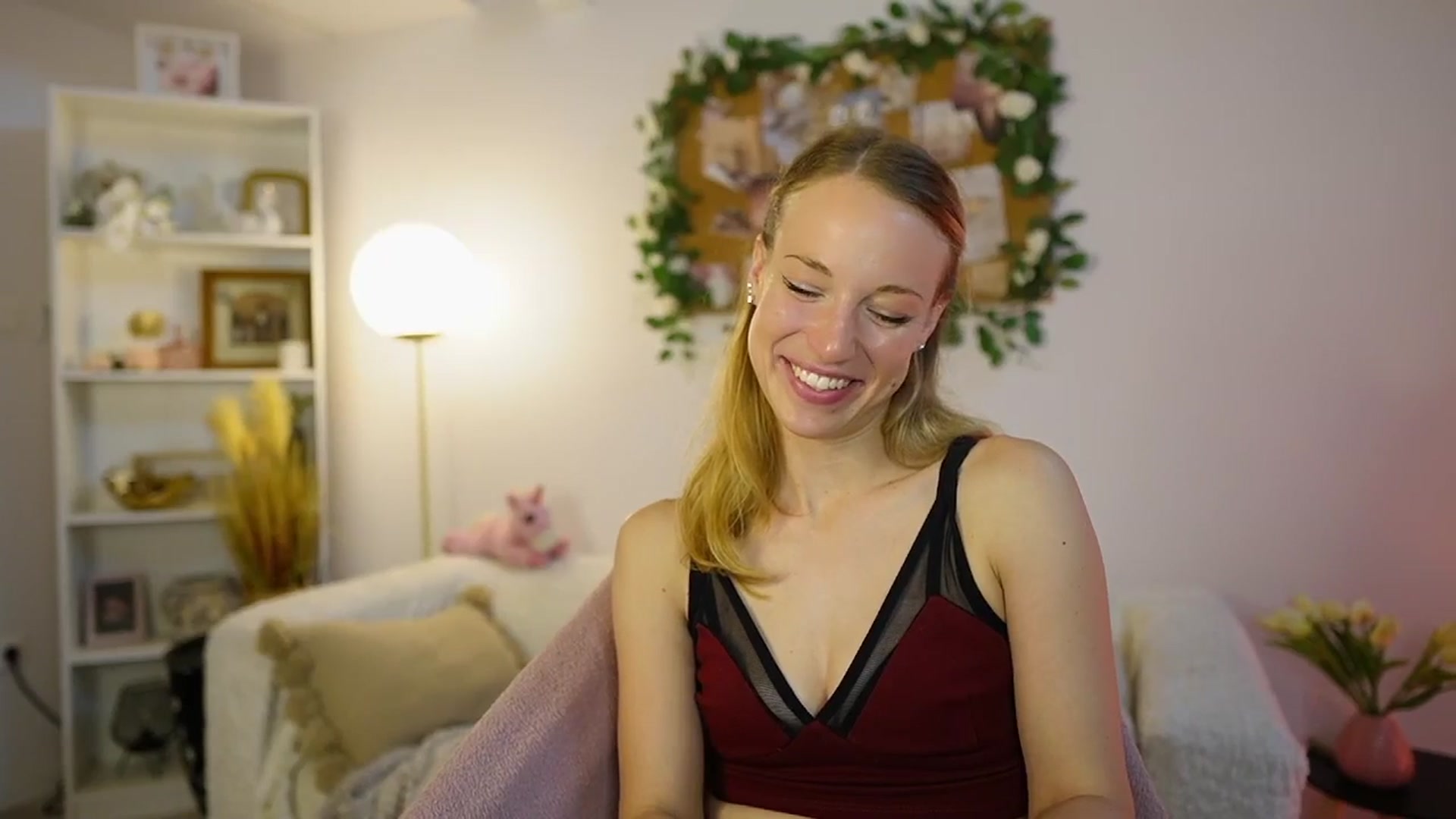 Gallery image thumbnail from April_Rose_'s myfreecams stream on, 06/01/2025, 08:53 image 15 of 20