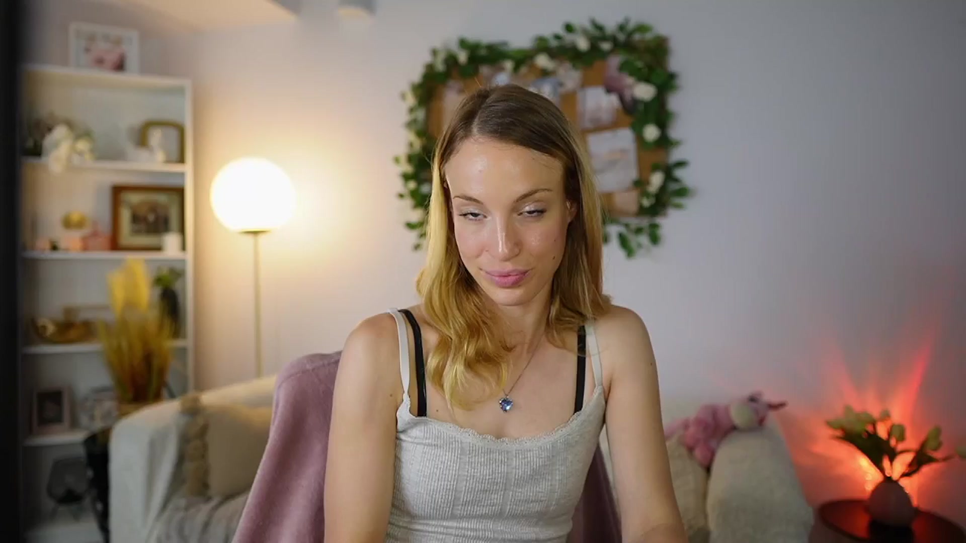 Gallery image thumbnail from April_Rose_'s myfreecams stream on, 06/05/2025, 09:32 image 10 of 20