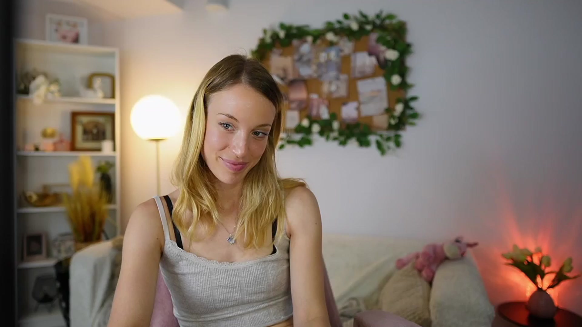 Gallery image thumbnail from April_Rose_'s myfreecams stream on, 06/05/2025, 09:32 image 1 of 20