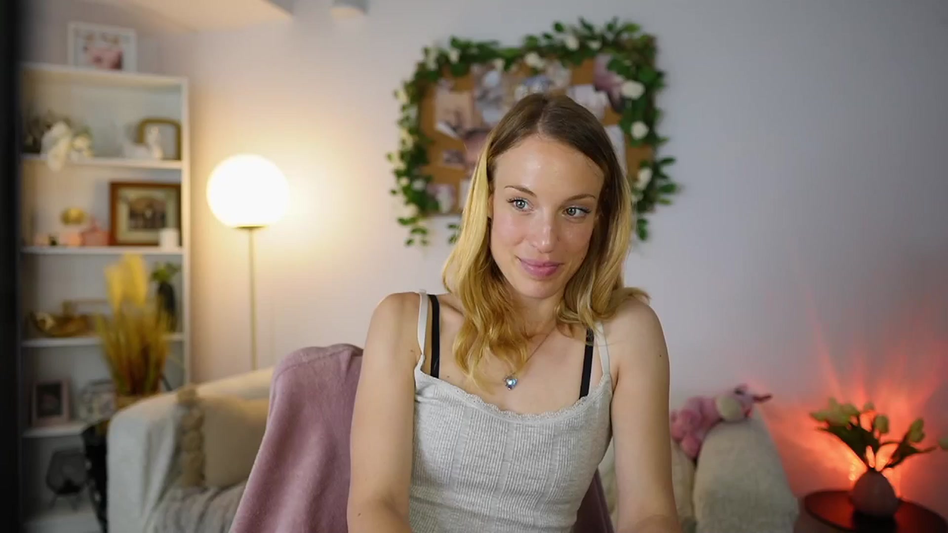 Gallery image thumbnail from April_Rose_'s myfreecams stream on, 06/05/2025, 09:32 image 11 of 20